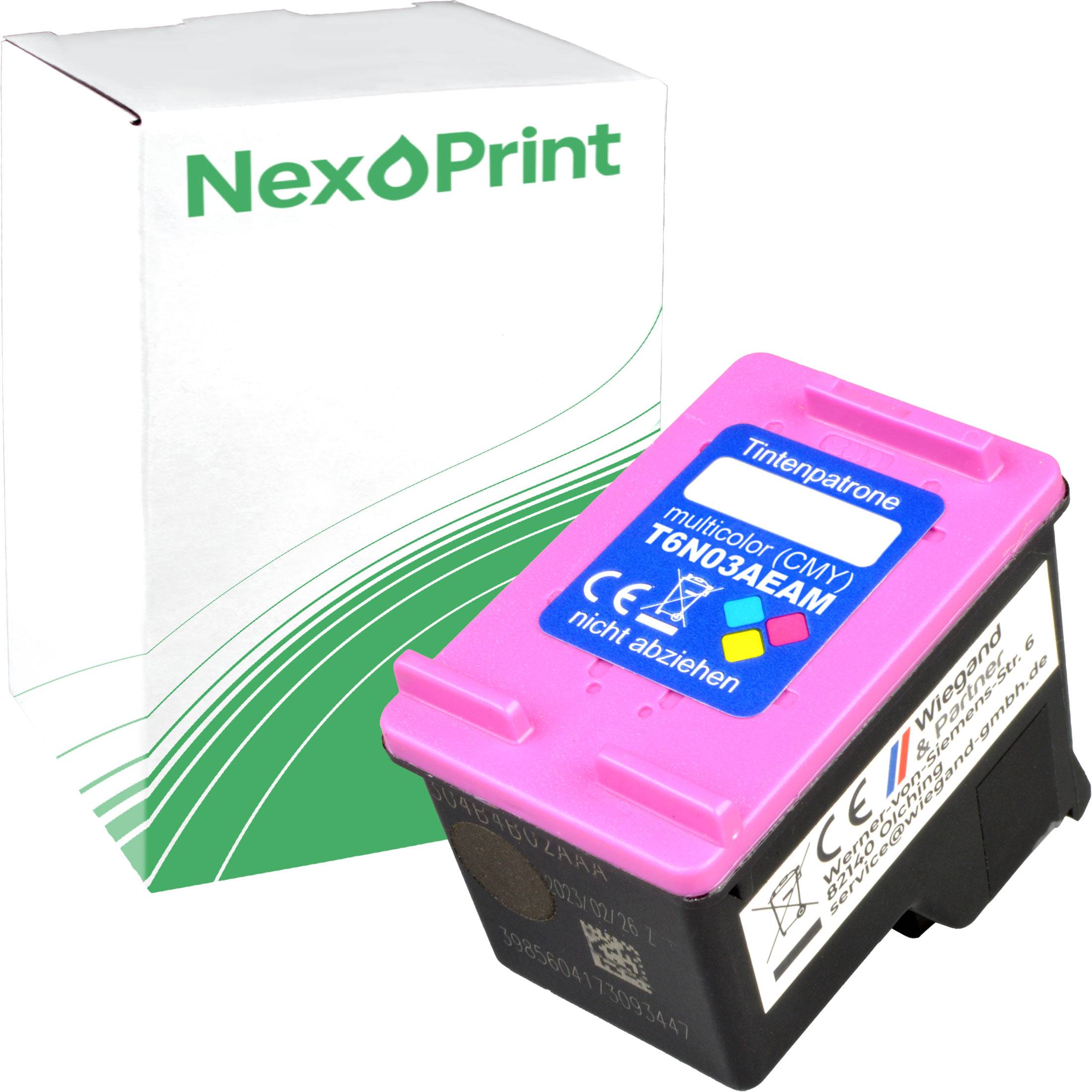 Eine rosa Tintenpatrone mit der Bezeichnung 'Tintenpatrone multicolor (CMY) T6N03AE' wird vor einer weiß-grünen NexPrint-Schachtel präsentiert.