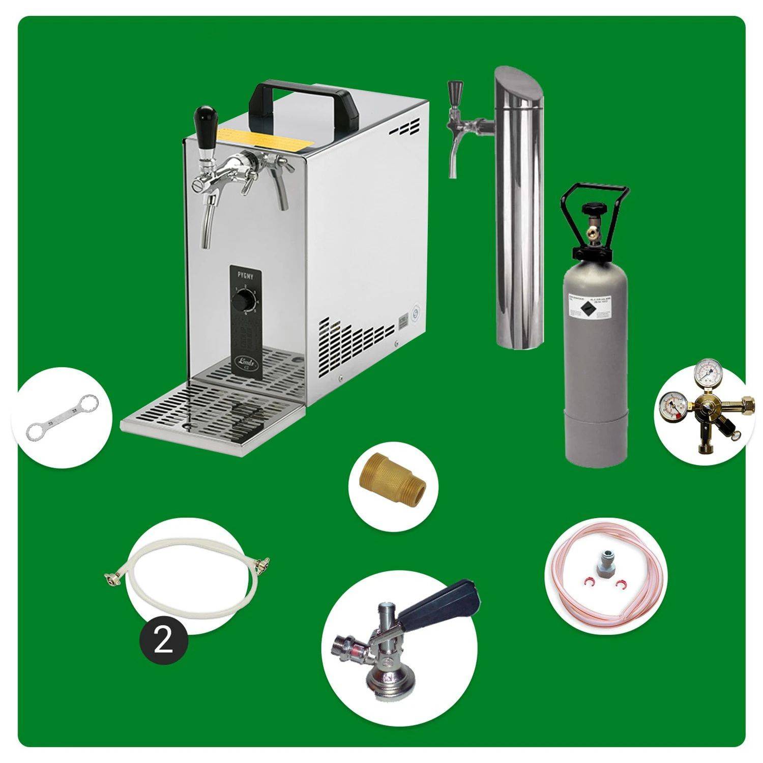 Bierszapfanlage vor einem grünen Hintergrund, die einen Zapfhahn, einen CO2-Tank, ein Druckregelgerät und verschiedene Anschlüsse und Schläuche umfasst.