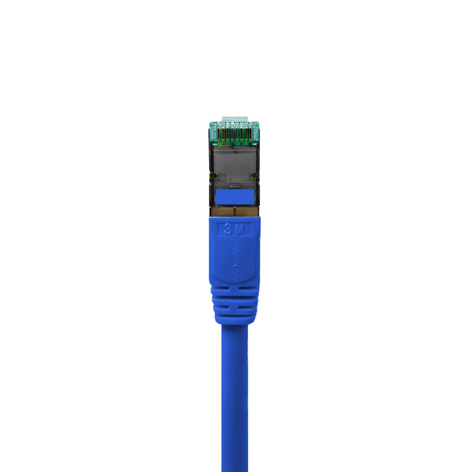 Ein blaues Ethernet-Kabel mit einem transparenten Steckverbinder, isoliert auf weißem Hintergrund, verwendet für Netzwerkverbindungen.