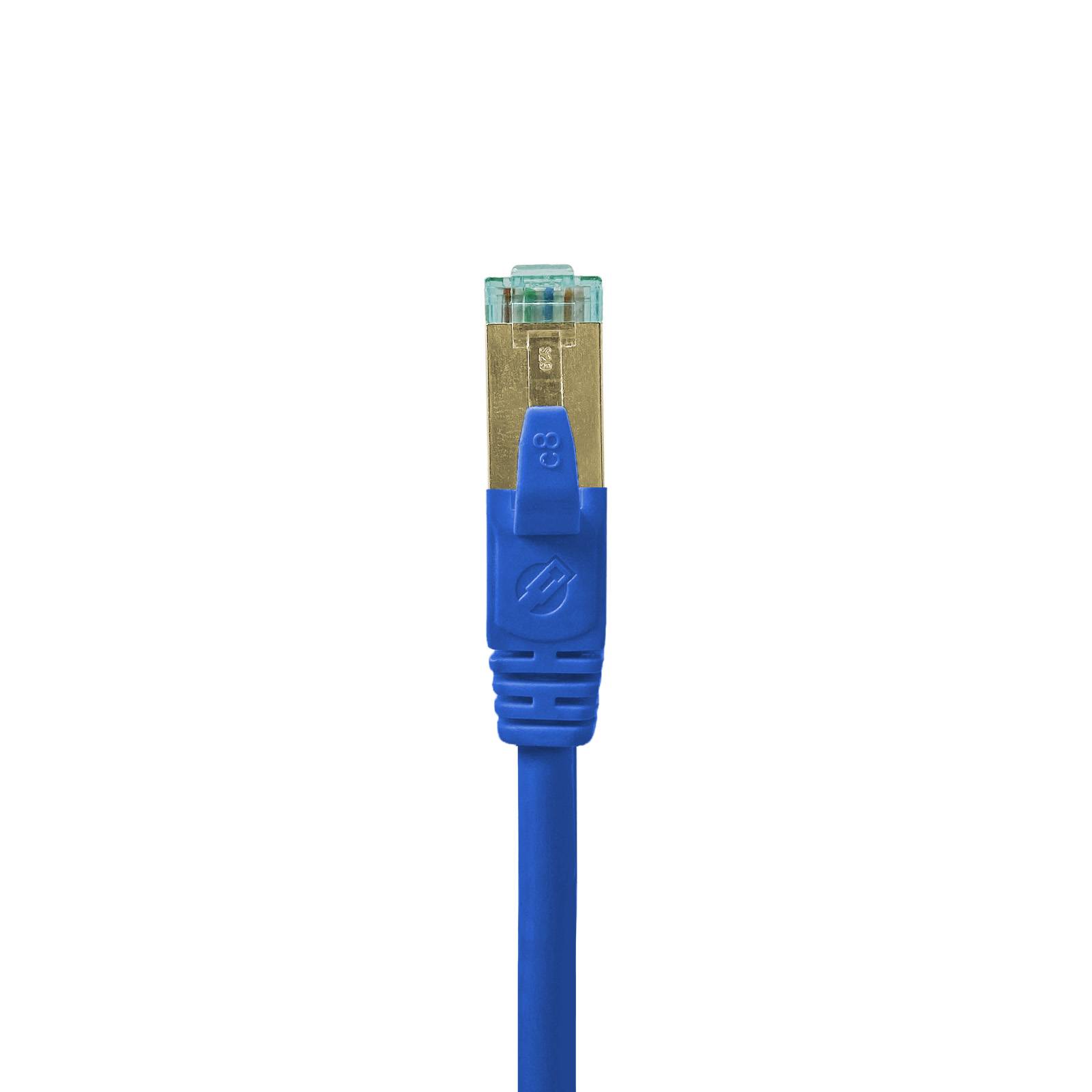 Ein blaues Ethernet-Kabel mit einem transparenten Stecker auf einem weißen Hintergrund, verwendet für Netzwerkverbindungen.