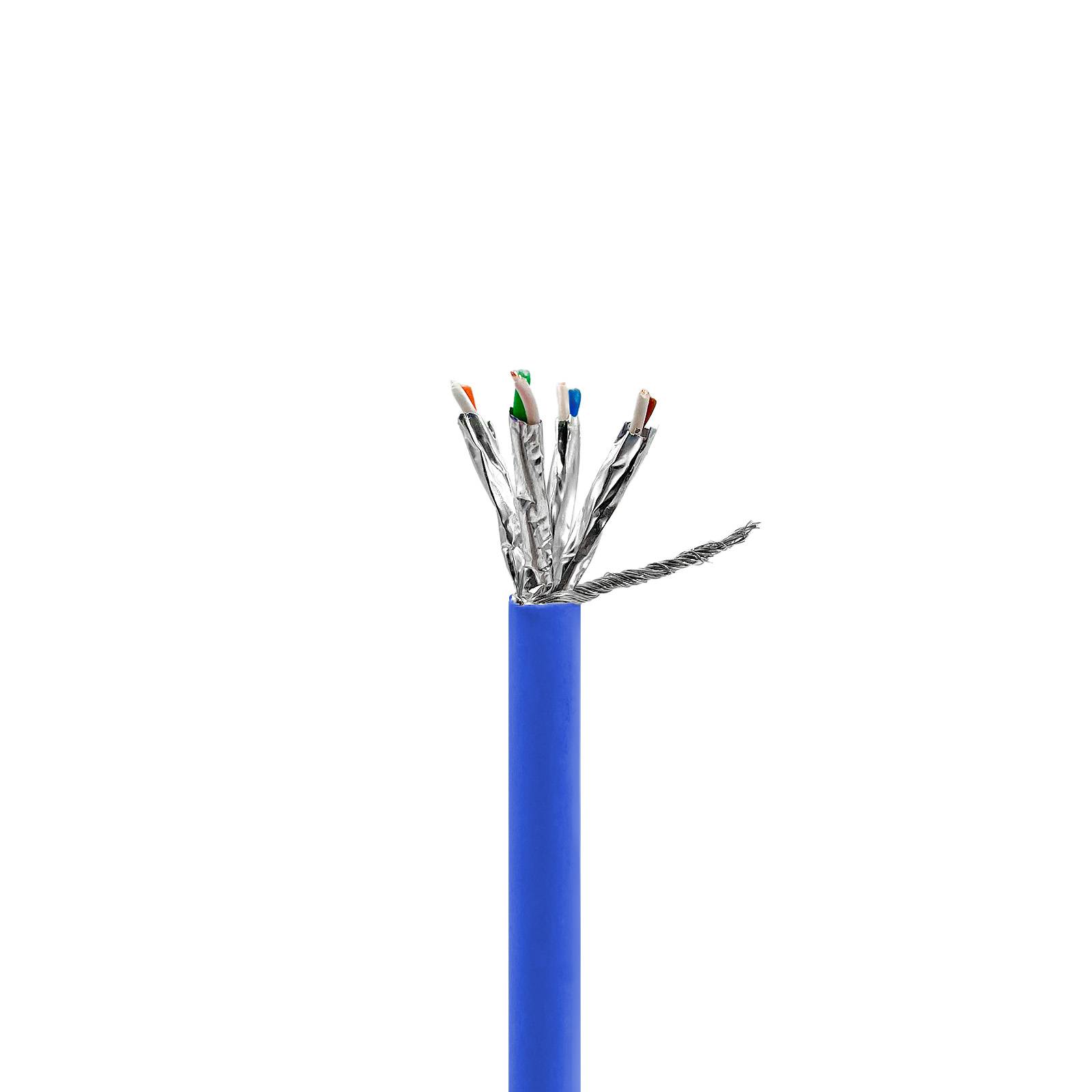 Ein blaues Ethernet-Kabel mit freiliegenden Leitungen zeigt verdrehte Paare, die in Silberfolie abgeschirmt sind und so seine interne Struktur und Konstruktion hervorheben.