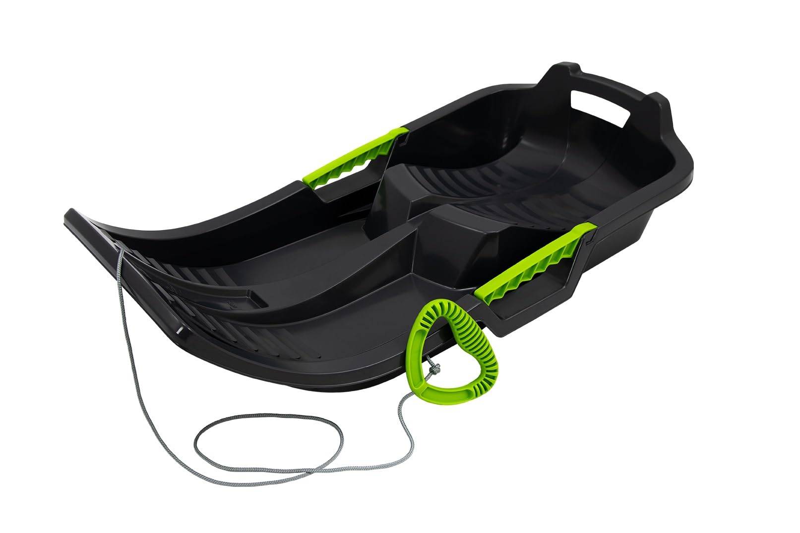Ein schwarzer Kunststoffschlitten mit leuchtend grünen Griffen und Lenkrad, an einem grauen Zugsseil befestigt, für Schneeaktivitäten konzipiert.