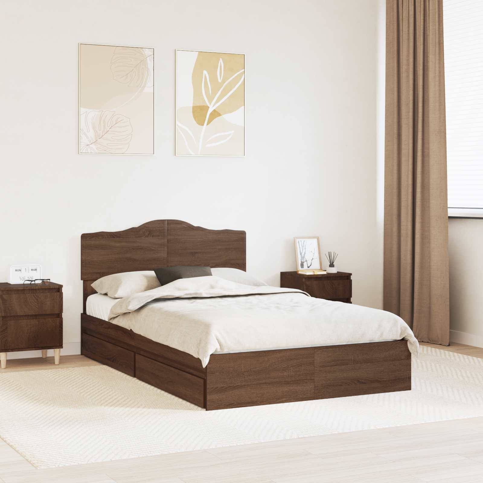 Ein modernes Schlafzimmer mit einem Holzbett, beigefarbener Bettwäsche, einem passenden Nachttisch und zwei abstrakten Blattdrucken an der Wand; Sonnenlicht strömt durch ein Fenster.