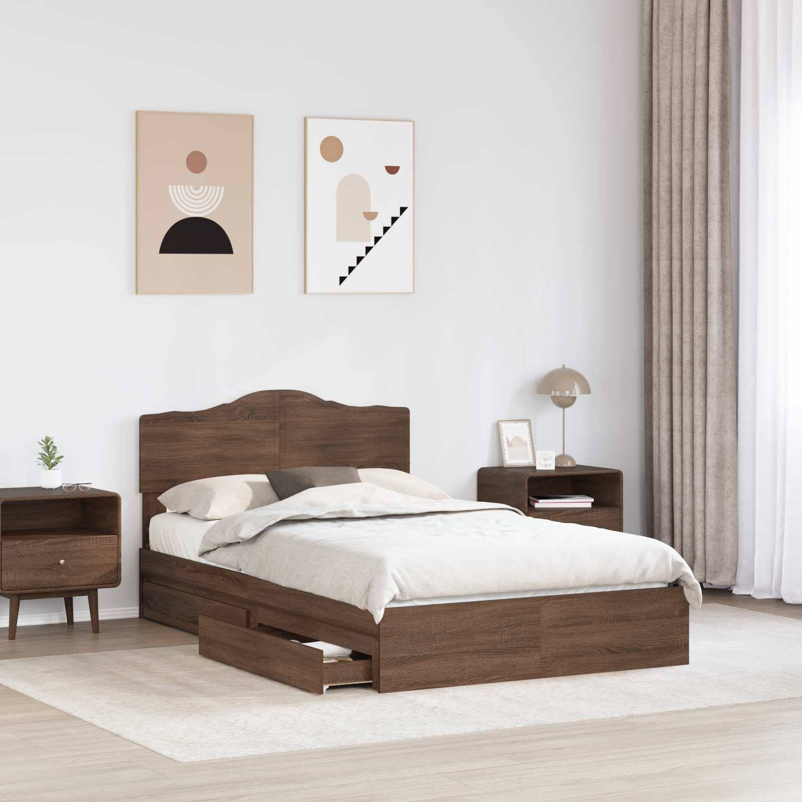 Ein modernes Schlafzimmer mit einem Holzbett, das Schubladen zur Aufbewahrung hat, ein Nachttisch mit einer Lampe, gerahmte abstrakte Kunst an der Wand und beige Vorhänge.
