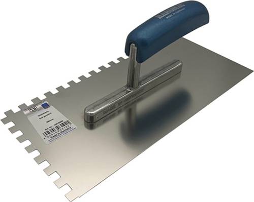 Ein gezahntes Maurerkelle mit blauem Griff, die zum Auftragen von Klebstoff bei Fliesenarbeiten verwendet wird.
