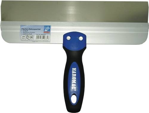 Ein Metall-Spachtel mit einem blau-schwarzen Griff, beschriftet mit 'HAROMAG'. Die Beschriftung zeigt, dass er für Oberflächendekoration geeignet ist, 300 mm breit.