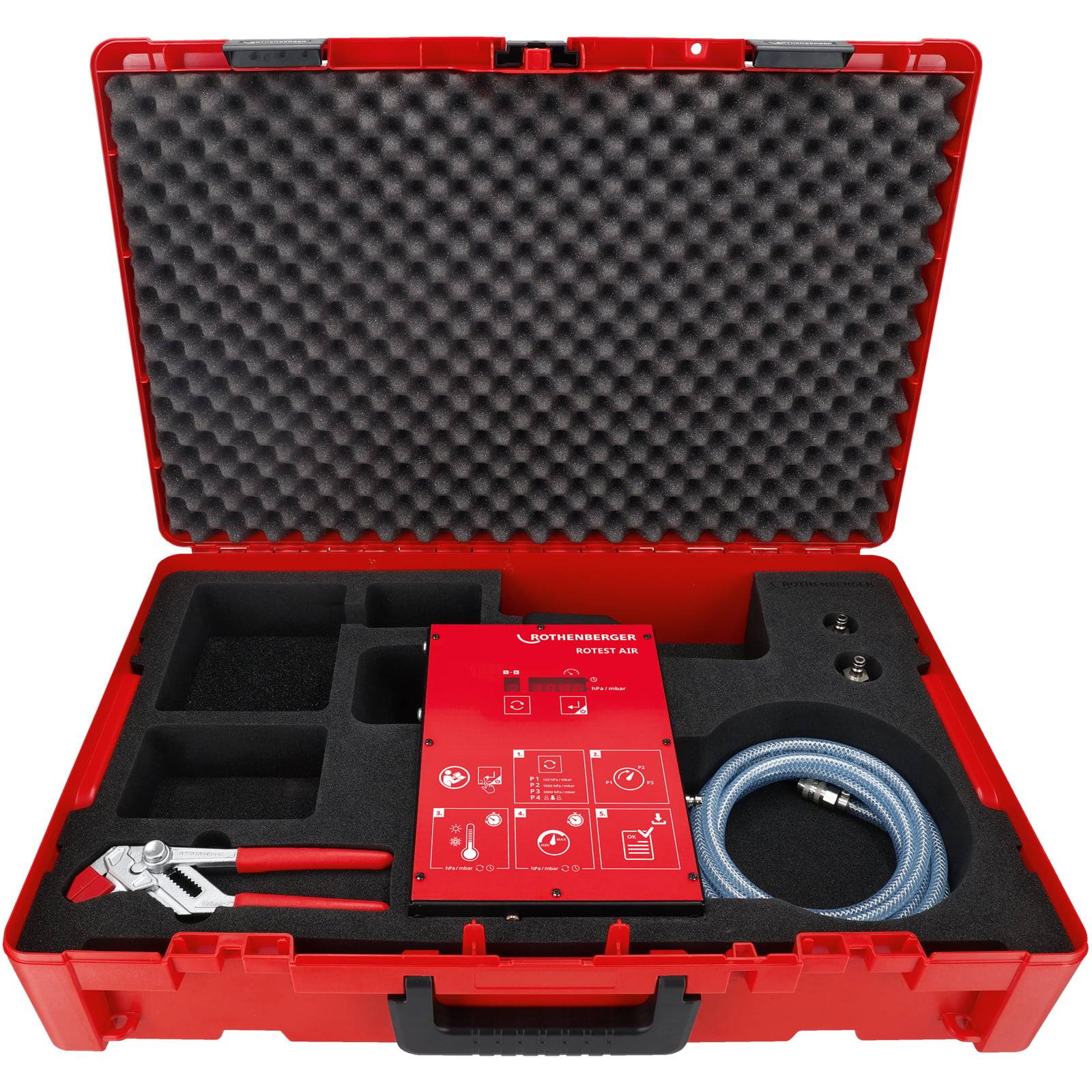 Eine offene rote Werkzeugkiste mit Schaumstoffabteilen, die ein rotes elektronisches Gerät, einen blauen Schlauch und eine Zange enthalten.