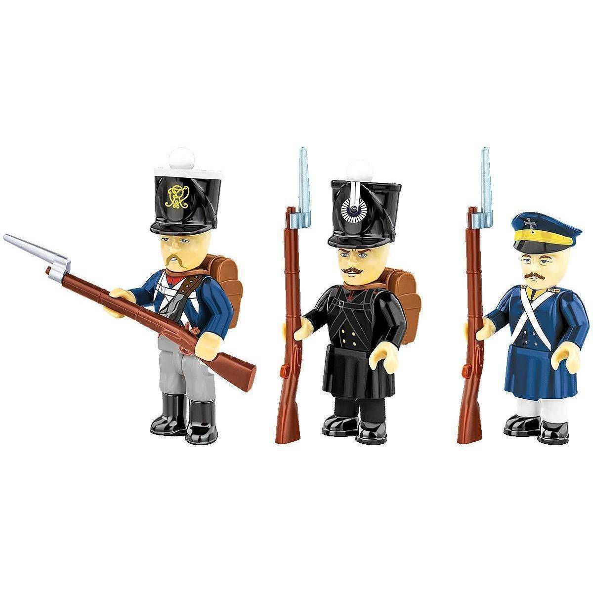 Drei Spielsoldatenfiguren in historischen Militäruniformen, jede trägt eine charakteristische Kopfbedeckung und hält ein Gewehr mit aufgesetztem Bajonett.