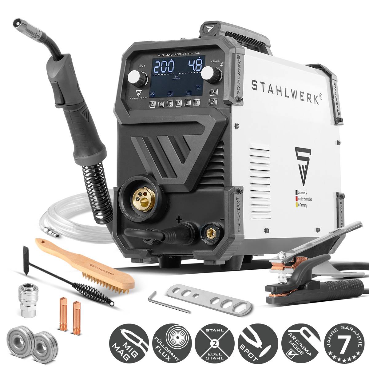 Schweißgerät mit digitaler Anzeige, die Einstellungen zeigt; begleitet von Schweißzubehör wie Brenner, Kabeln, Bürste und Düsen.