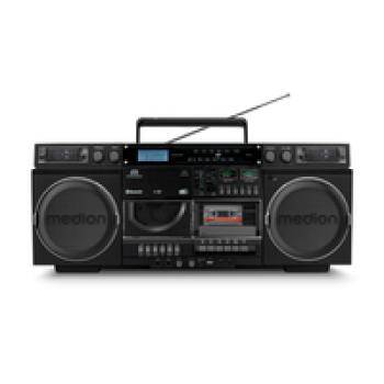 Eine schwarze Boombox mit Doppellautsprechern, Kassettendeck, digitaler Anzeige und Bedienungstasten, die die Retro-Audiotechnologie repräsentiert.