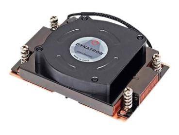 Ein kleiner, quadratischer Computer-Kühlventilator mit vier sichtbaren Befestigungsschrauben, auf dessen Oberfläche die Marke 'Dynatron' zu sehen ist.