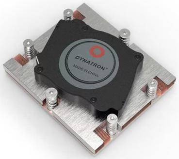 Dynatron'-Logo auf einem quadratischen Metallkühlkörper mit Kupferelementen und Schraubenbefestigungen, beschriftet mit 'Made in China'.