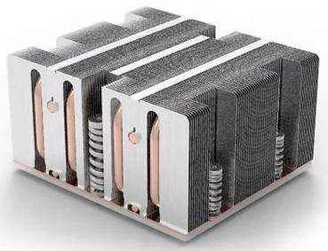 Ein metallischer Computer-Kühlkörper mit parallelen Aluminiumlamellen und Kupferwärmepipes, entwickelt zur effektiven Wärmeableitung von Komponenten.