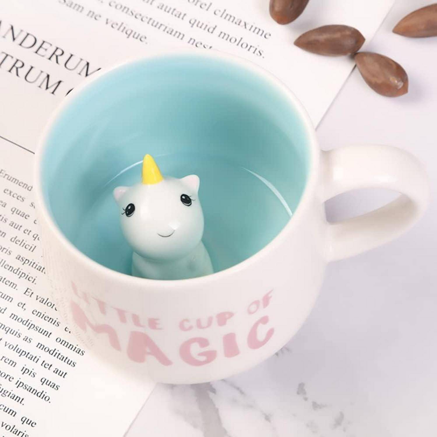 Eine weiße Keramiktasse mit dem Schriftzug 