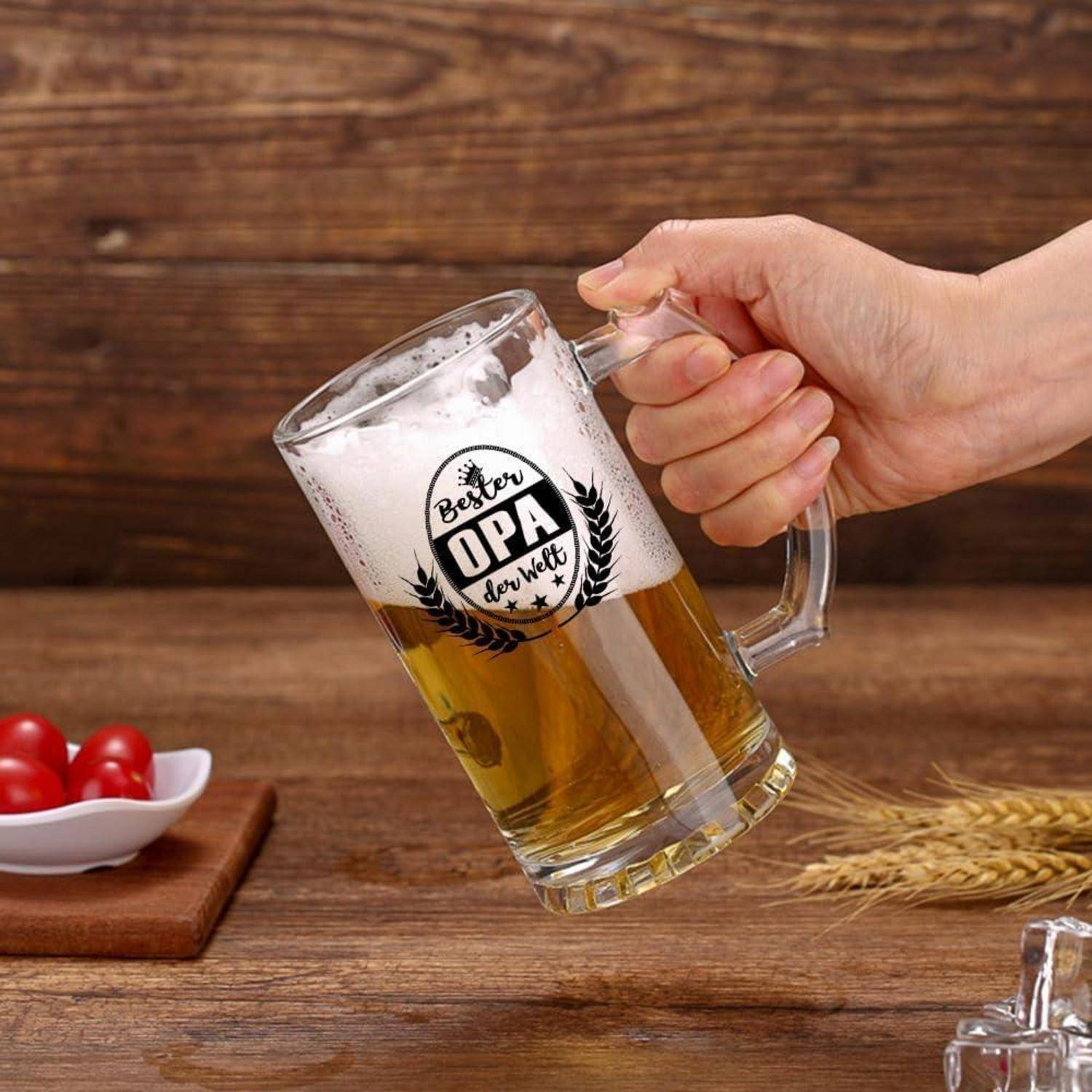 Eine Hand hält einen Bierkrug mit der Aufschrift 