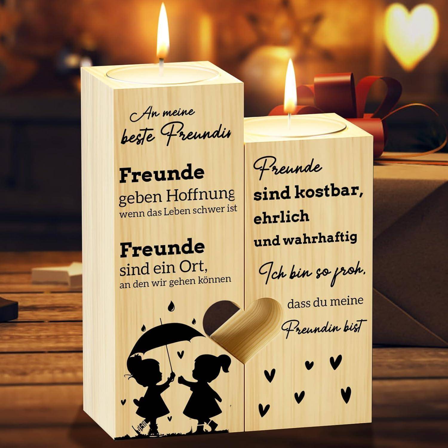 Ein Kerzenleuchtervon Holz mit zwei brennenden Kerzen zeigt Silhouetten von Kindern mit Regenschirmen und deutschen Text, der Freundschaft und Wertschätzung ausdrückt.