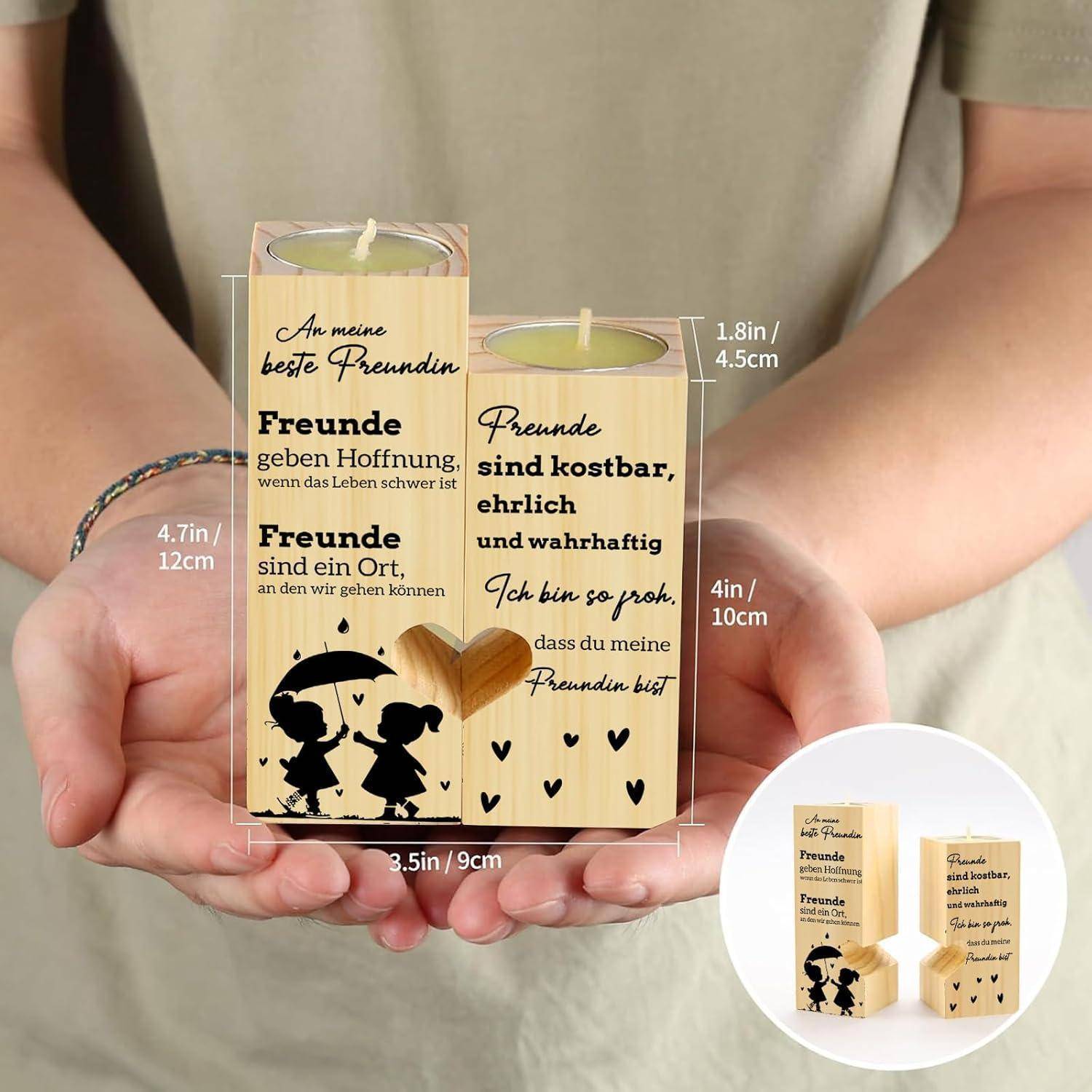 Zwei Kerzenhalter mit deutschem Text, der Freundschaft betont, von Händen gehalten. Ein Halter zeigt eine Kindersilhouette und ein Herz-Akzent.
