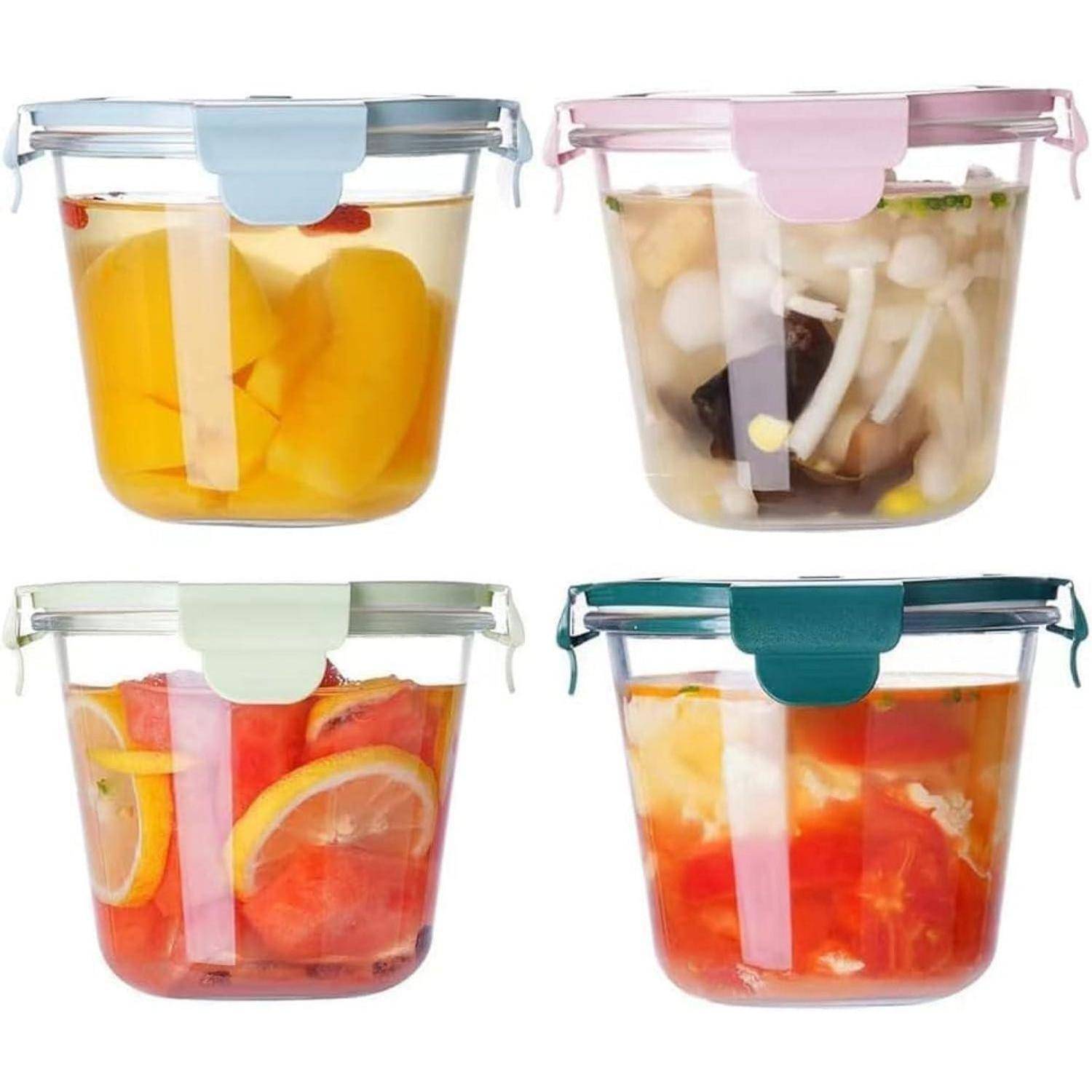 Vier Glasgläser, gefüllt mit verschiedenen eingelegten Lebensmitteln, werden vor einem weißen Hintergrund präsentiert. Jedes Glas verfügt über einen Deckel in einer anderen Farbe.
