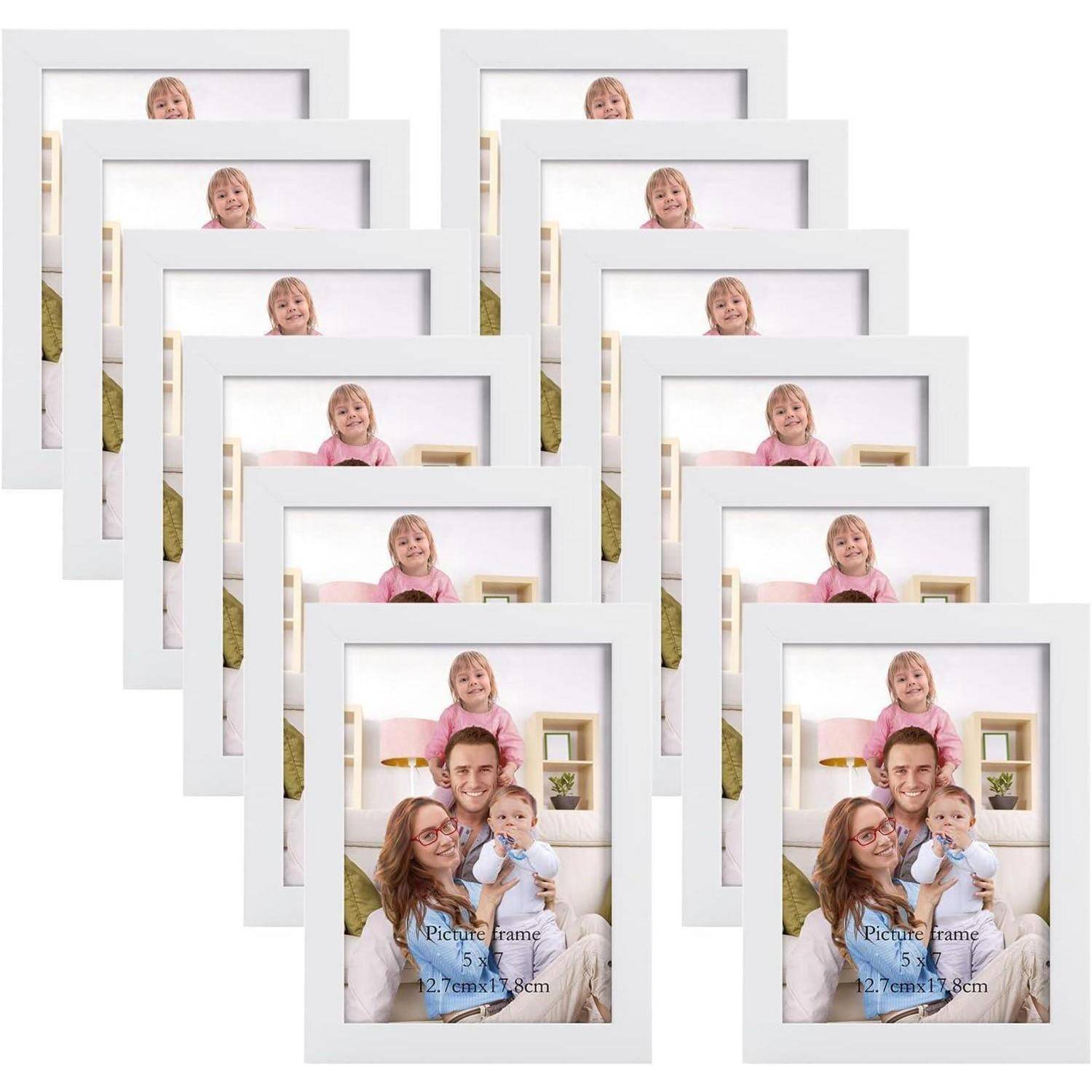 Satz von zehn weißen Bilderrahmen, wobei jeder ein Familienfoto zeigt, auf dem Eltern und zwei Kinder gemeinsam lächelnd in einem Wohnzimmer zu sehen sind.