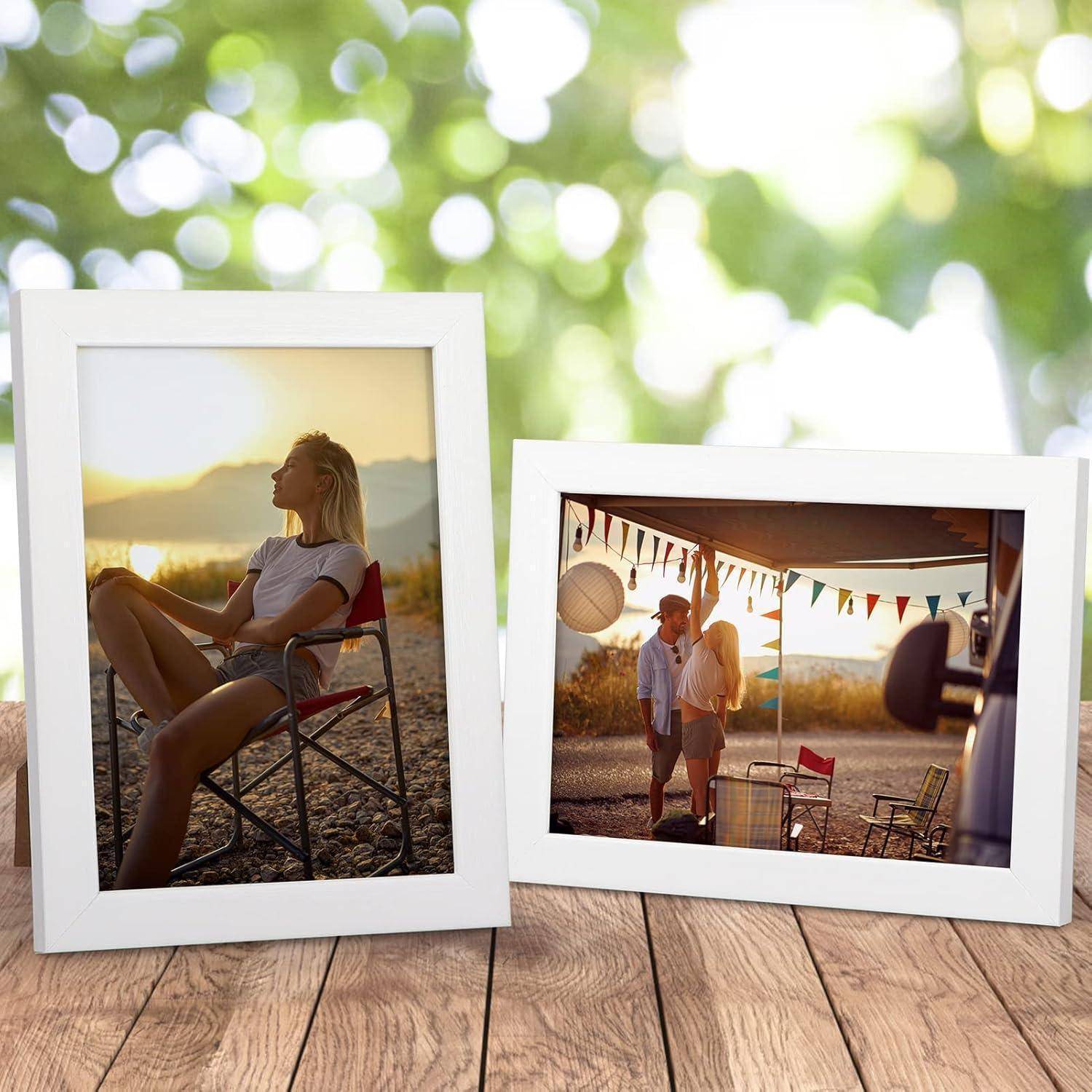 Zwei gerahmte Fotos auf einem Holztisch. Links: Eine Frau sitzt im Freien bei Sonnenuntergang. Rechts: Zwei Menschen stehen unter einem Pavillon mit Dekorationen.