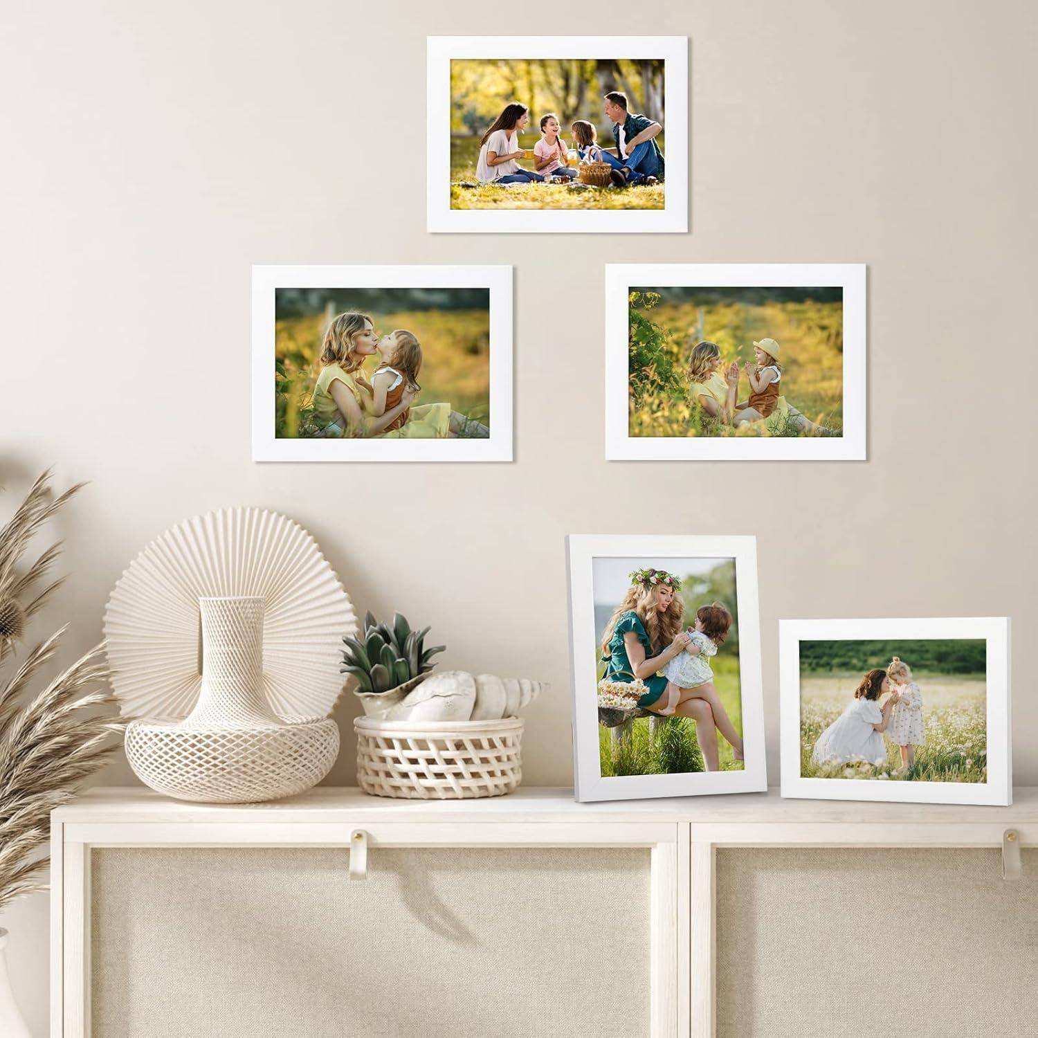 Eine Reihe gerahmter Familienfotos, die auf einem hellgefärbten Schrank ausgestellt sind und Kinder und Eltern in fröhlichen Outdoor-Szenen zeigen.