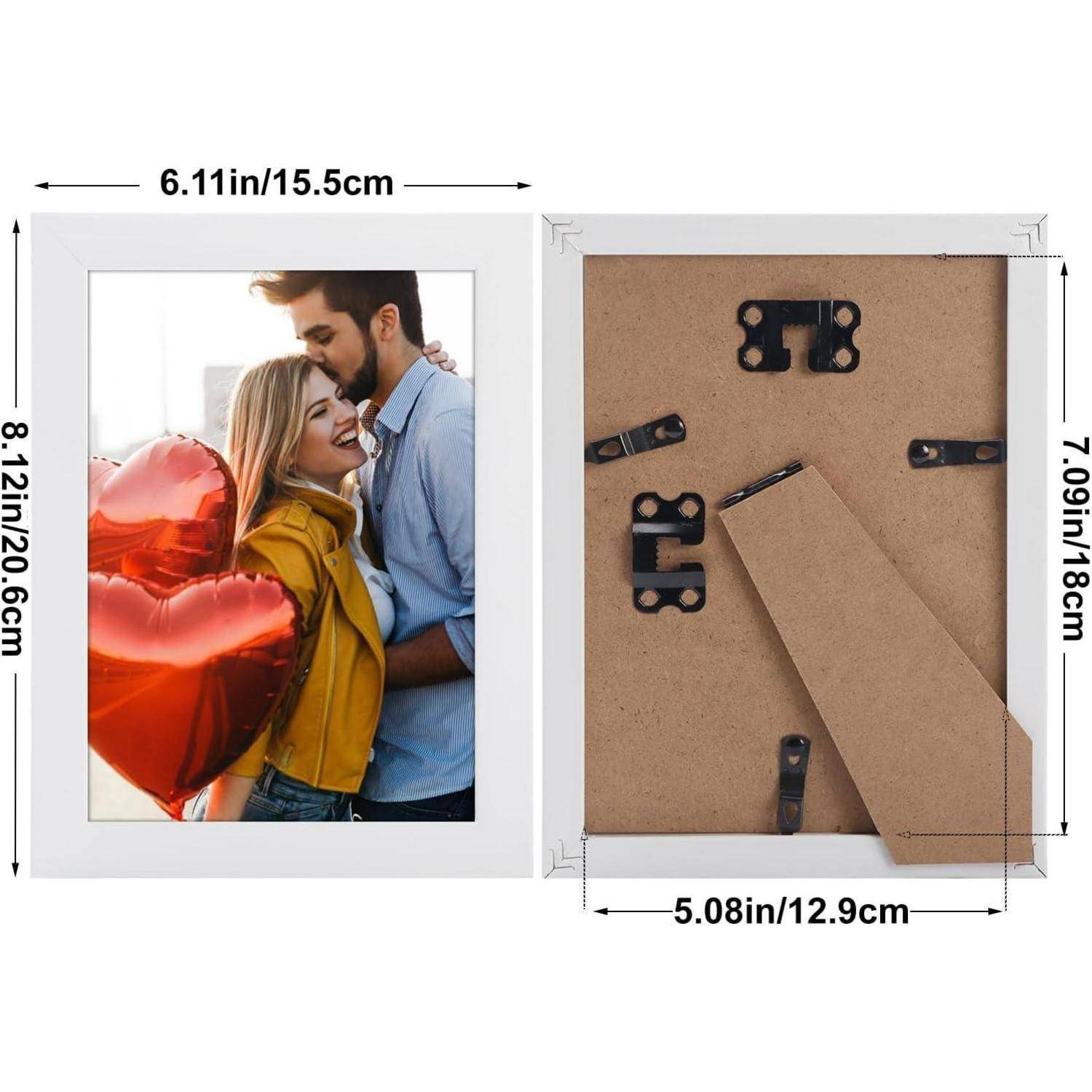 Fotorahmen-Set mit Frontansicht, auf der ein Paar Herzluftballons hält, und Rückansicht mit Maßen: 6,11 x 8,12 Zoll.