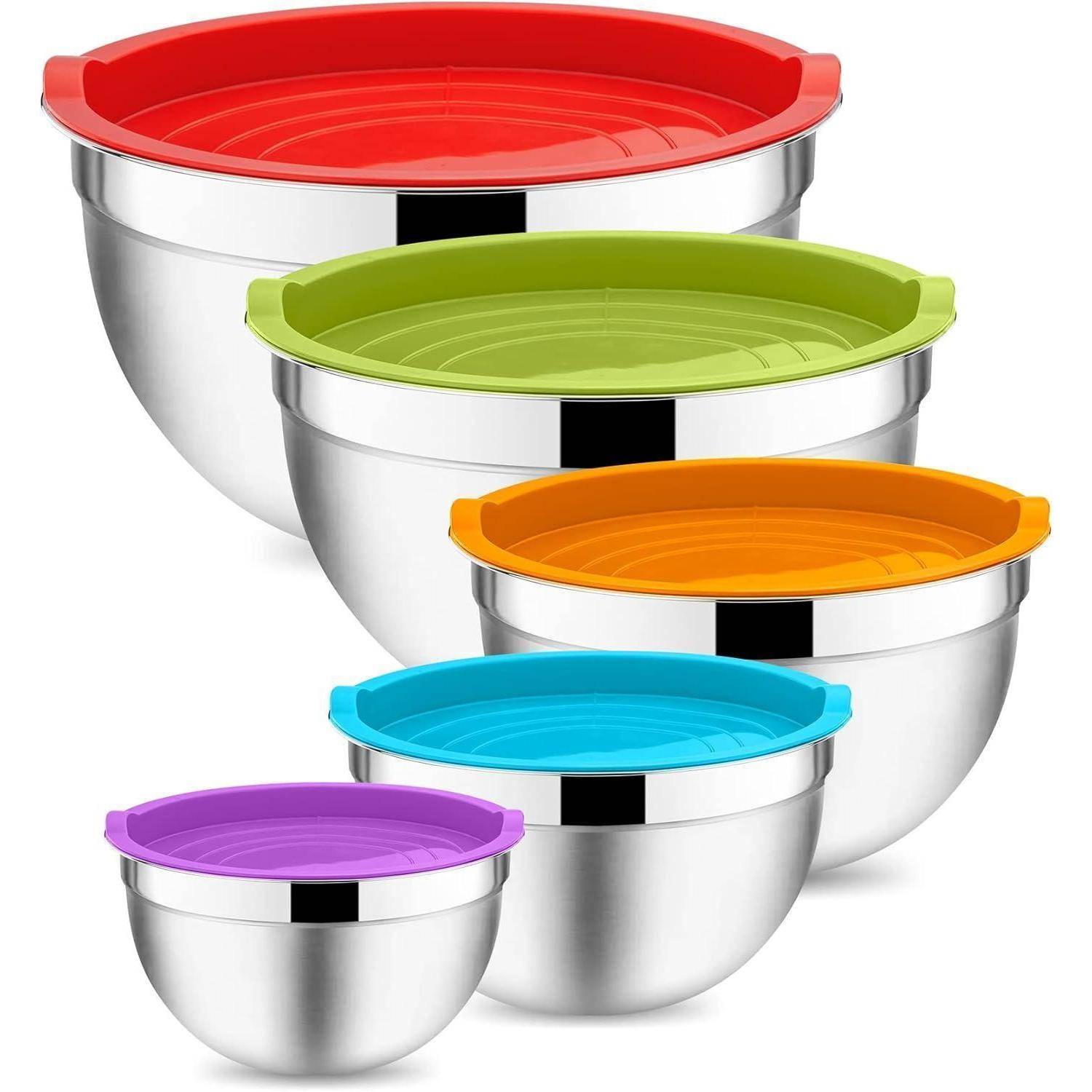 Ein Set aus fünf Rührschüsseln aus Edelstahl mit bunten Deckeln in Rot, Grün, Orange, Blau und Lila, in absteigender Größenreihenfolge angeordnet.