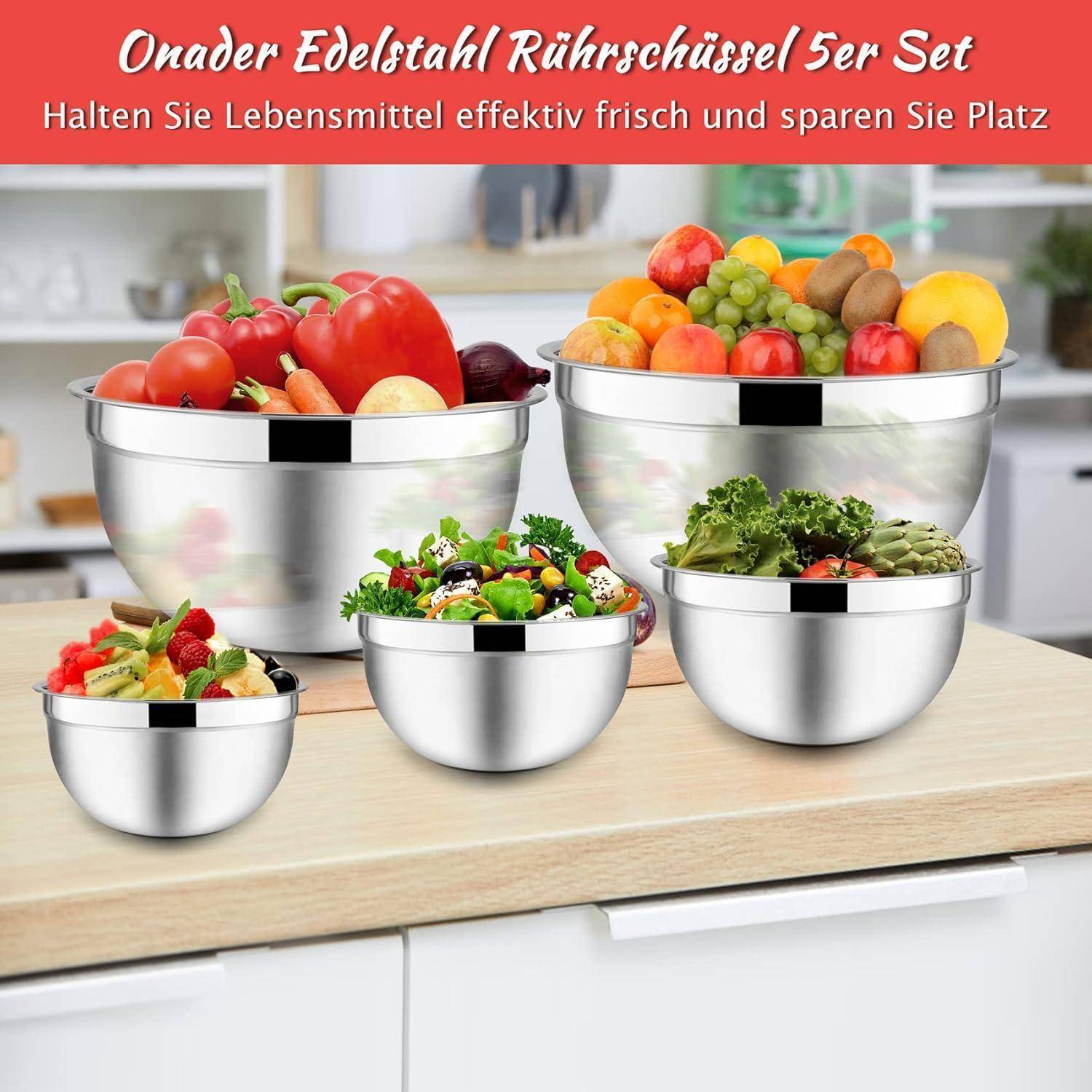 Ein Set aus fünf Edelstahl-Rührschüsseln, gefüllt mit verschiedenen Obst- und Gemüsesorten, ist auf einer Küchenarbeitsplatte ausgestellt. Ein Banner trägt die Aufschrift 'Onader Edelstahl/Rührschüssel 5er Set'.