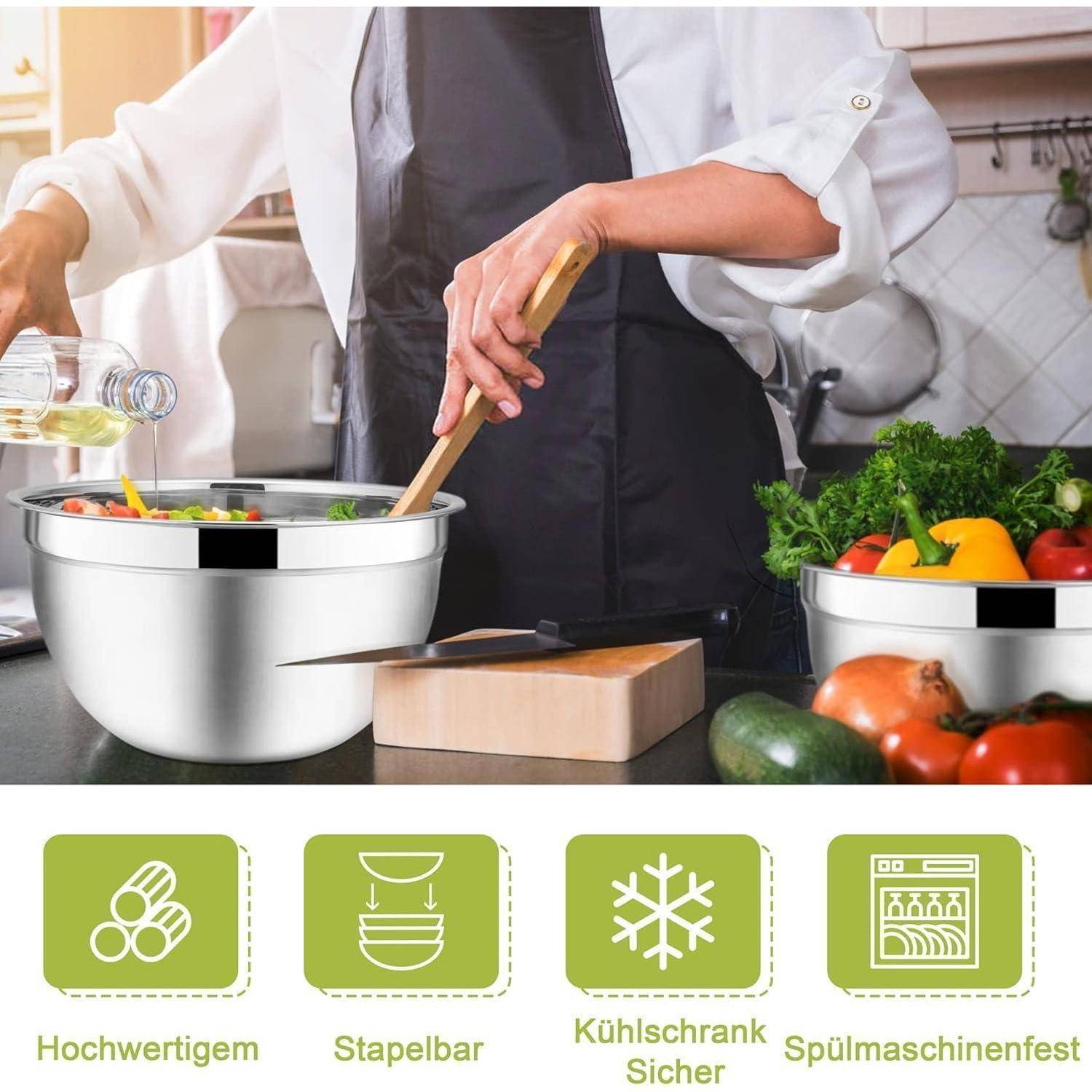 Eine Person in einer weißen Schürze rührt Gemüse in einer Metallschüssel und gießt Flüssigkeit aus einer Flasche. Icons unten zeigen Produktmerkmale.
