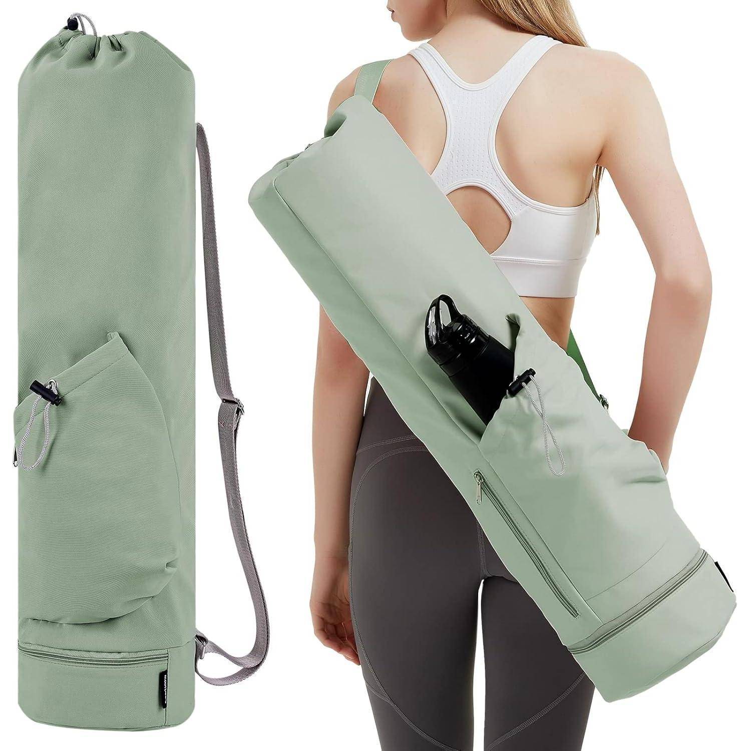 Eine Frau in Sportkleidung trägt eine salbeigrüne Yogamattentasche mit verstellbarem Riemen, Reißverschlusstasche und Wasserflaschenhalter.