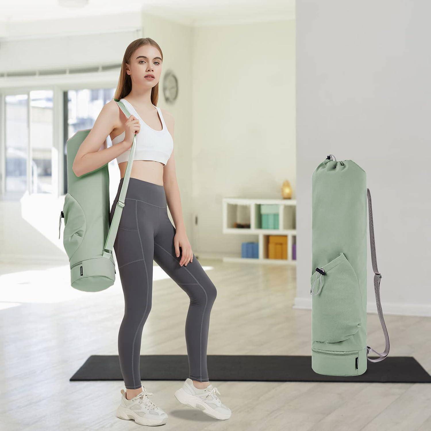 Eine Frau in Sportkleidung trägt eine Yogamatte-Tasche über der Schulter und steht neben einer aufgerollten Yogamatte in einem hellen, minimalistischen Raum.