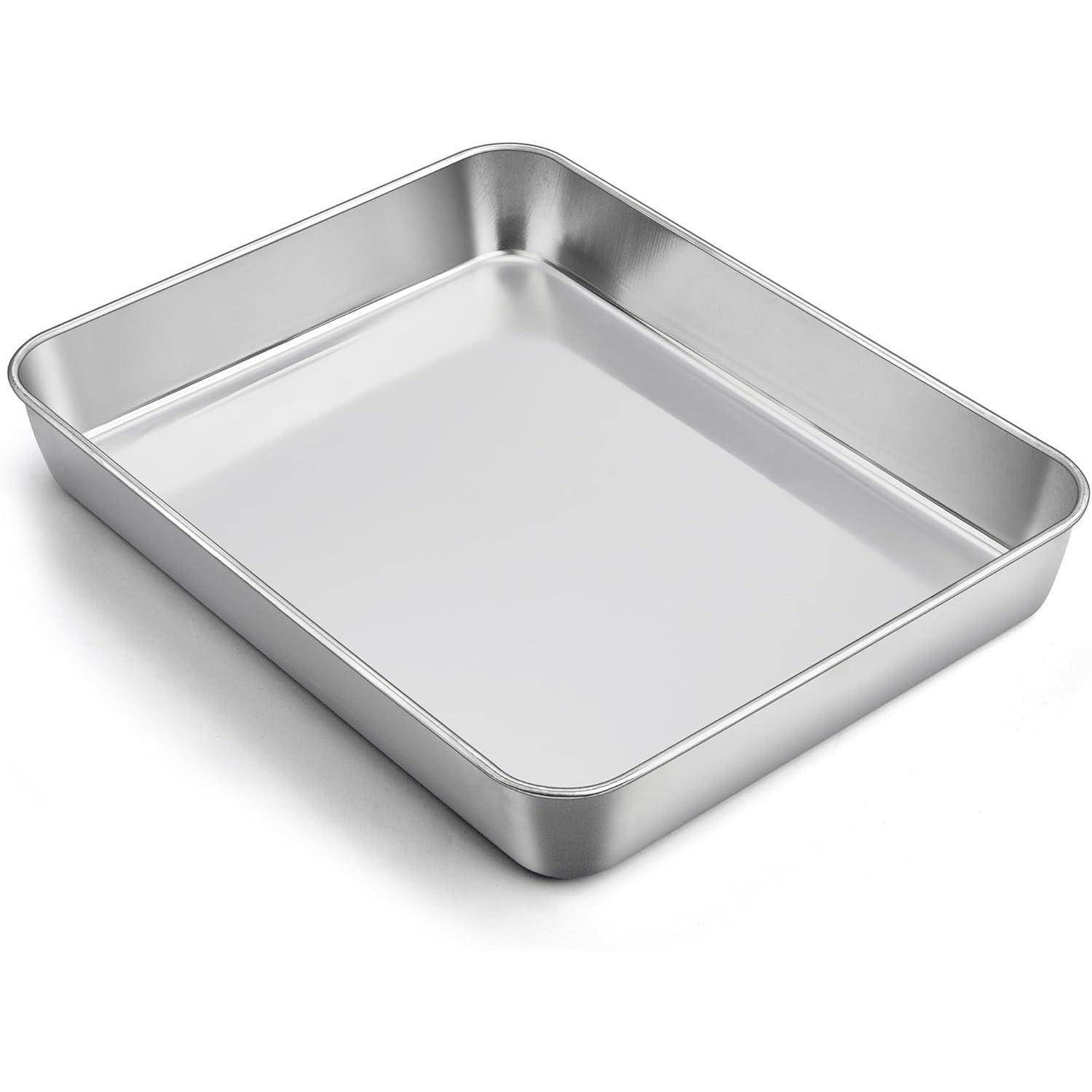 Eine rechteckige Metallbackform mit glatten, flachen Seiten und leicht abgerundeten Kanten.