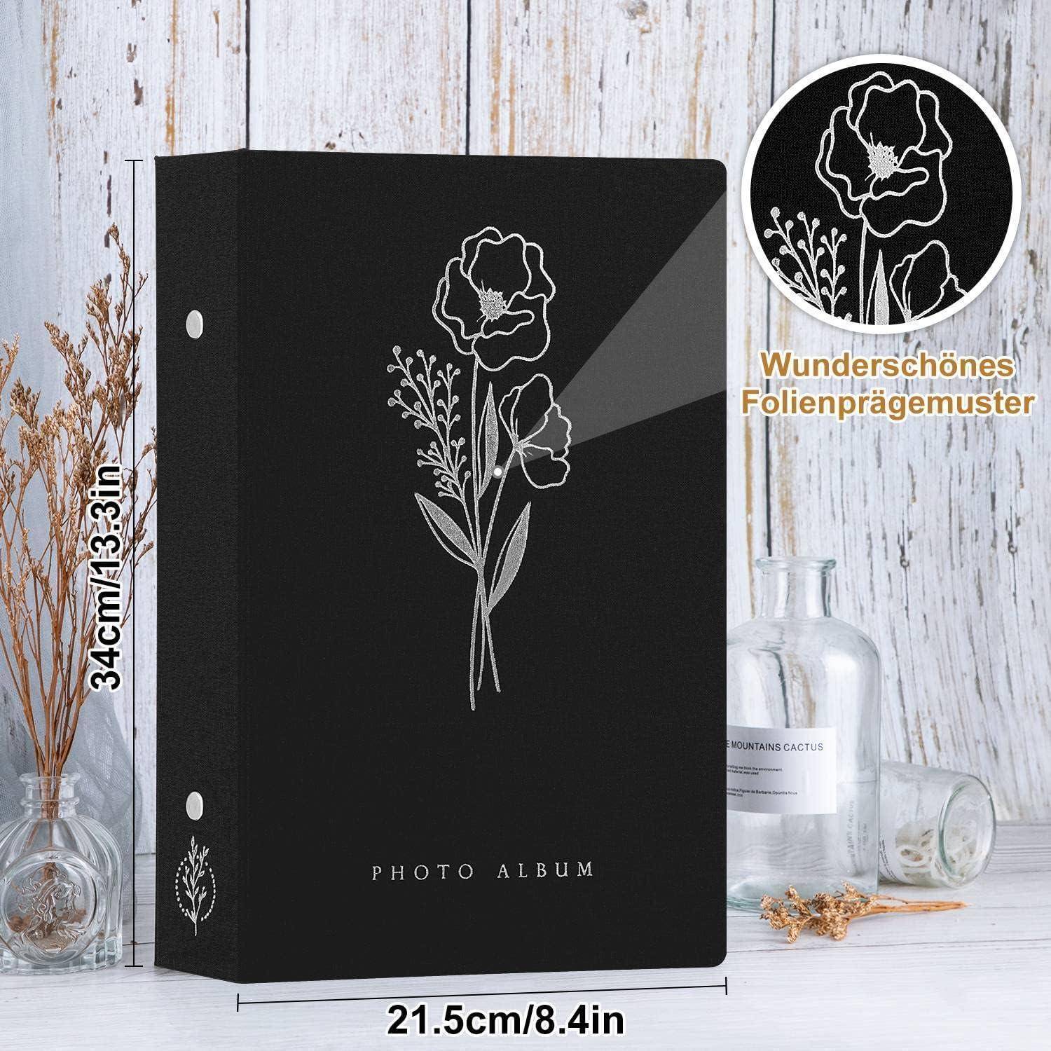Ein schwarzes Fotoalbum mit silbernem Blumendesign auf dem Cover, beschriftet mit 'FOTOALBUM'. Abmessungen: 34cm x 21,5cm (13,3 Zoll x 8,4 Zoll).