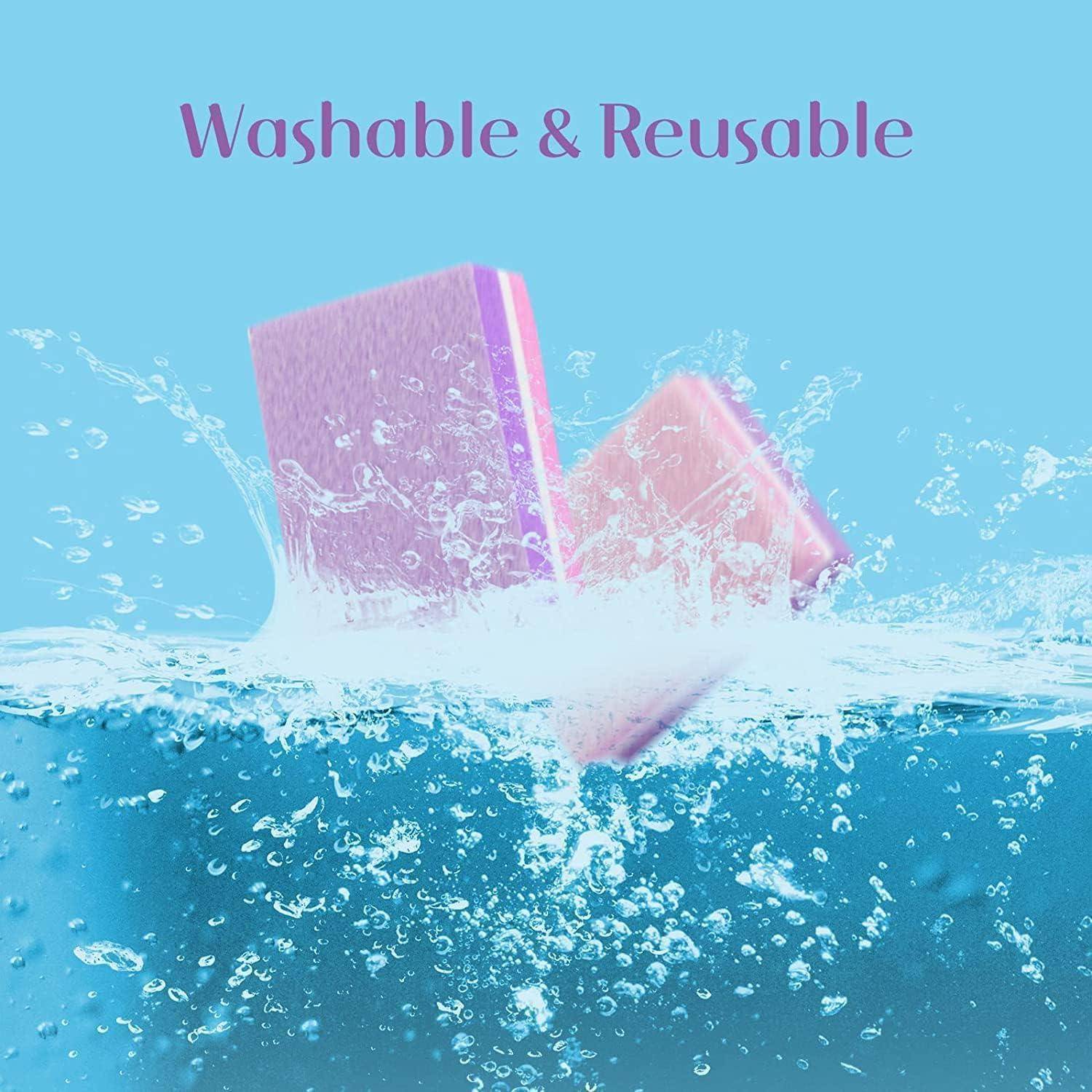 Zwei pinke Schwämme planschen ins Wasser mit dem Text ‚Waschbar & Wiederverwendbar' darüber, was ihre Fähigkeit hervorhebt, gereinigt und mehrfach verwendet zu werden.