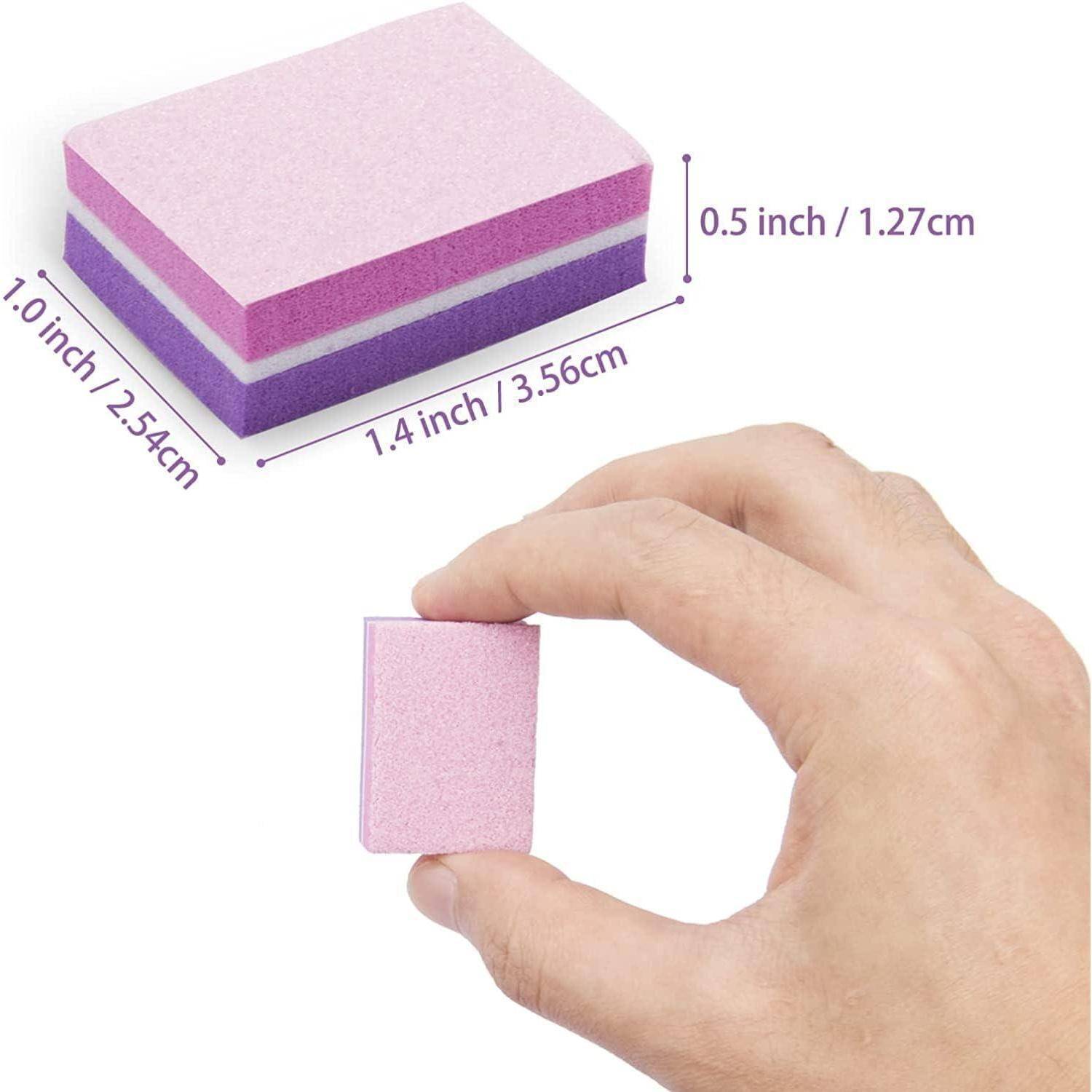 Hand hält einen rosa-lila rechteckigen Schwamm-Block, Abmessungen: 1,4 x 1,0 x 0,5 Zoll (3,56 x 2,54 x 1,27 cm), detailliert dargestellt.