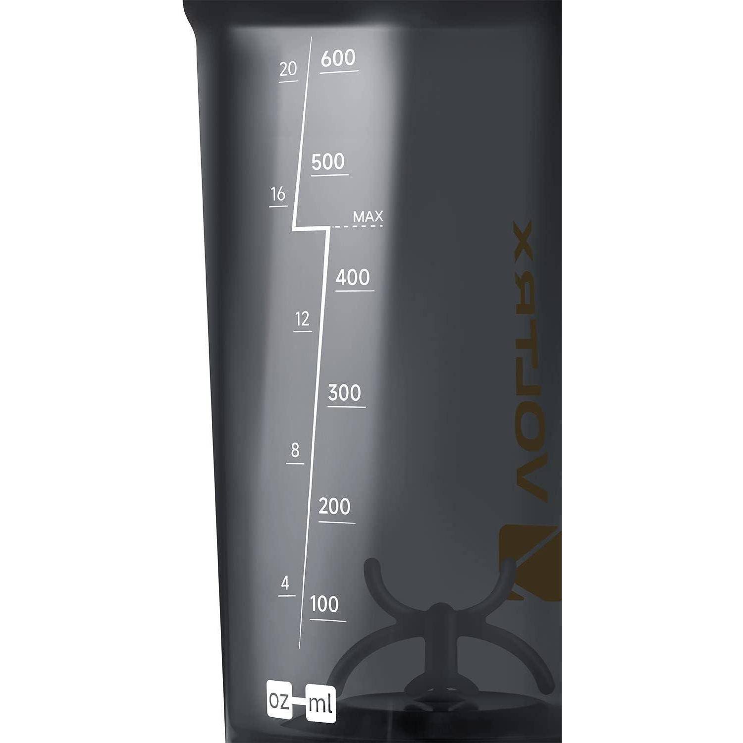 Eine schwarze Flasche mit einer Maßskala in Unzen und Millilitern, die von 2 oz/50 ml bis 20 oz/600 ml reicht und eine maximale Füllstandslinie aufweist.