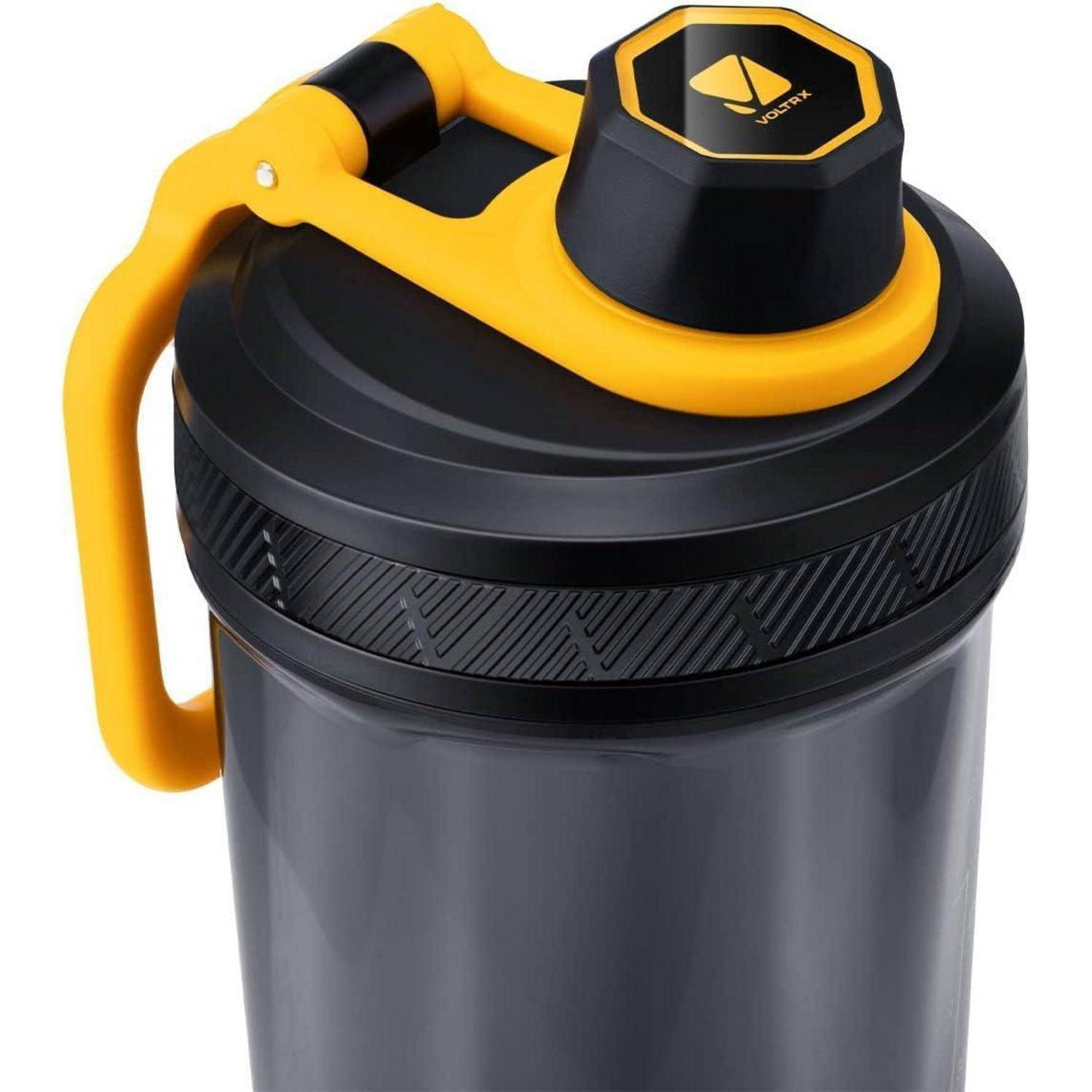 Eine schwarz-gelbe Shakerflasche mit einem sicheren Drehverschluss und einem praktischen Griff, geeignet zum Mischen von Getränken unterwegs.