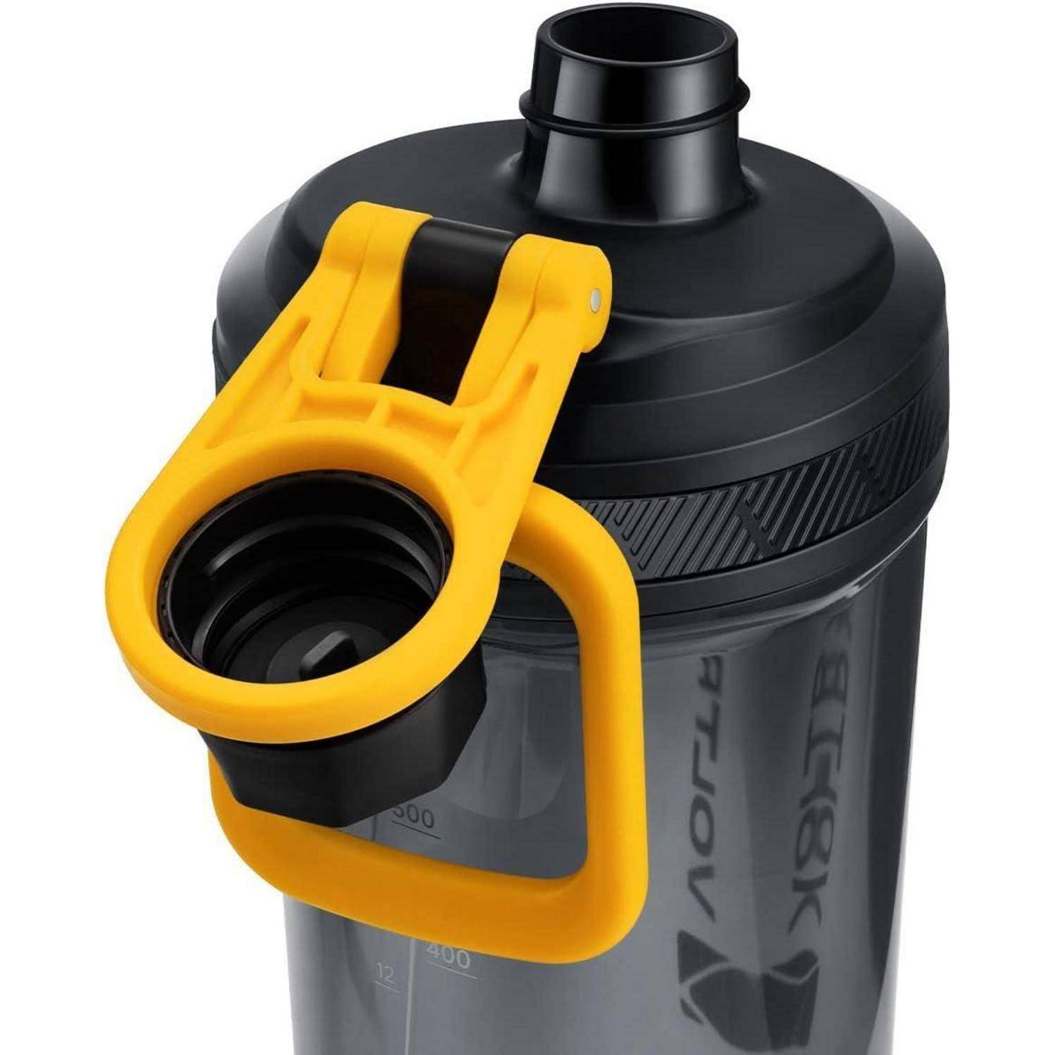 Eine schwarze Wasserflasche mit einem gelben Klappdeckel, entwickelt für Sport oder Fitness, mit Volumenmarkierungen auf der Außenseite.