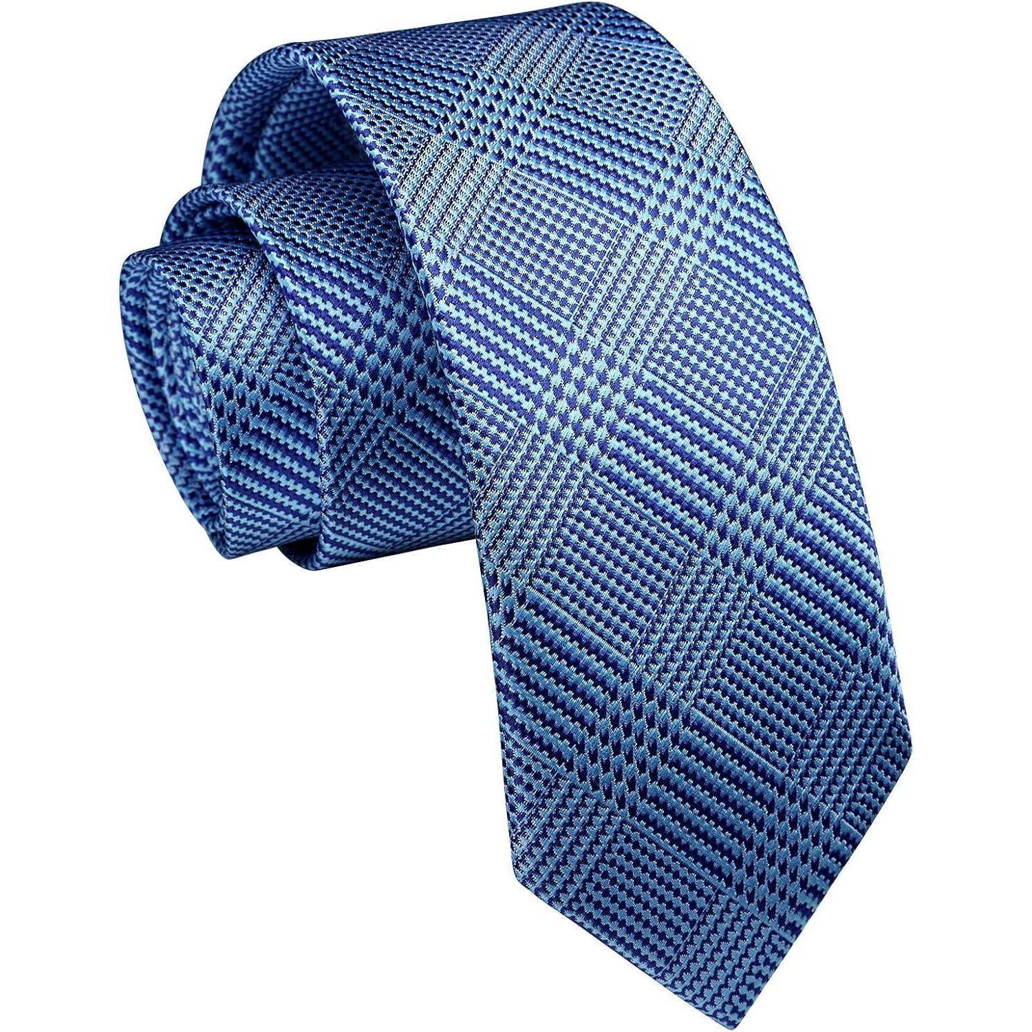 Eine blaue Krawatte mit strukturiertem geometrischem Muster, die ein Rasterdesign mit unterschiedlichen Schattierungen aufweist.