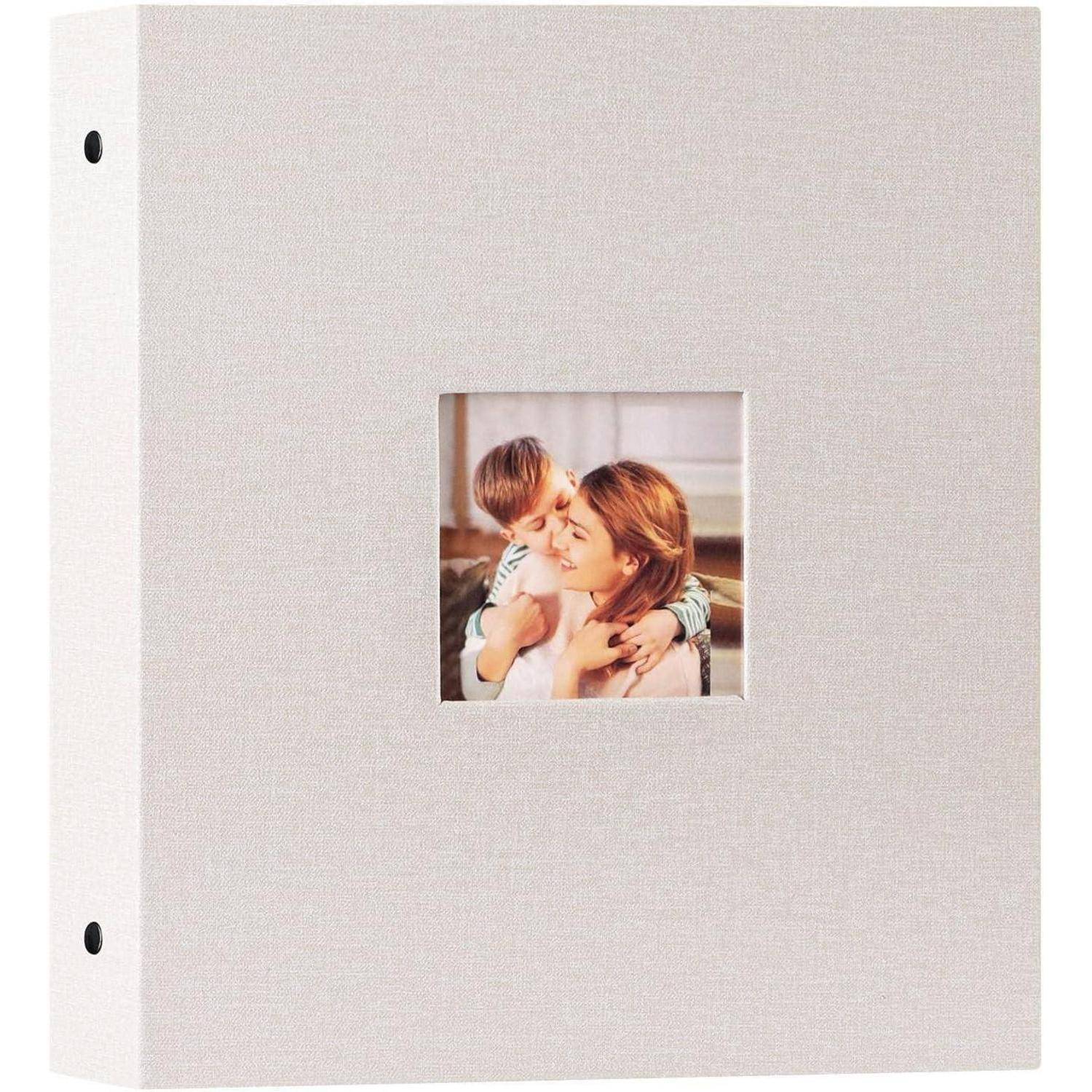 Weißes Fotoalbum mit einem kleinen quadratischen Foto auf dem Einband, das eine lächelnde Person zeigt, die ein Kind trägt.