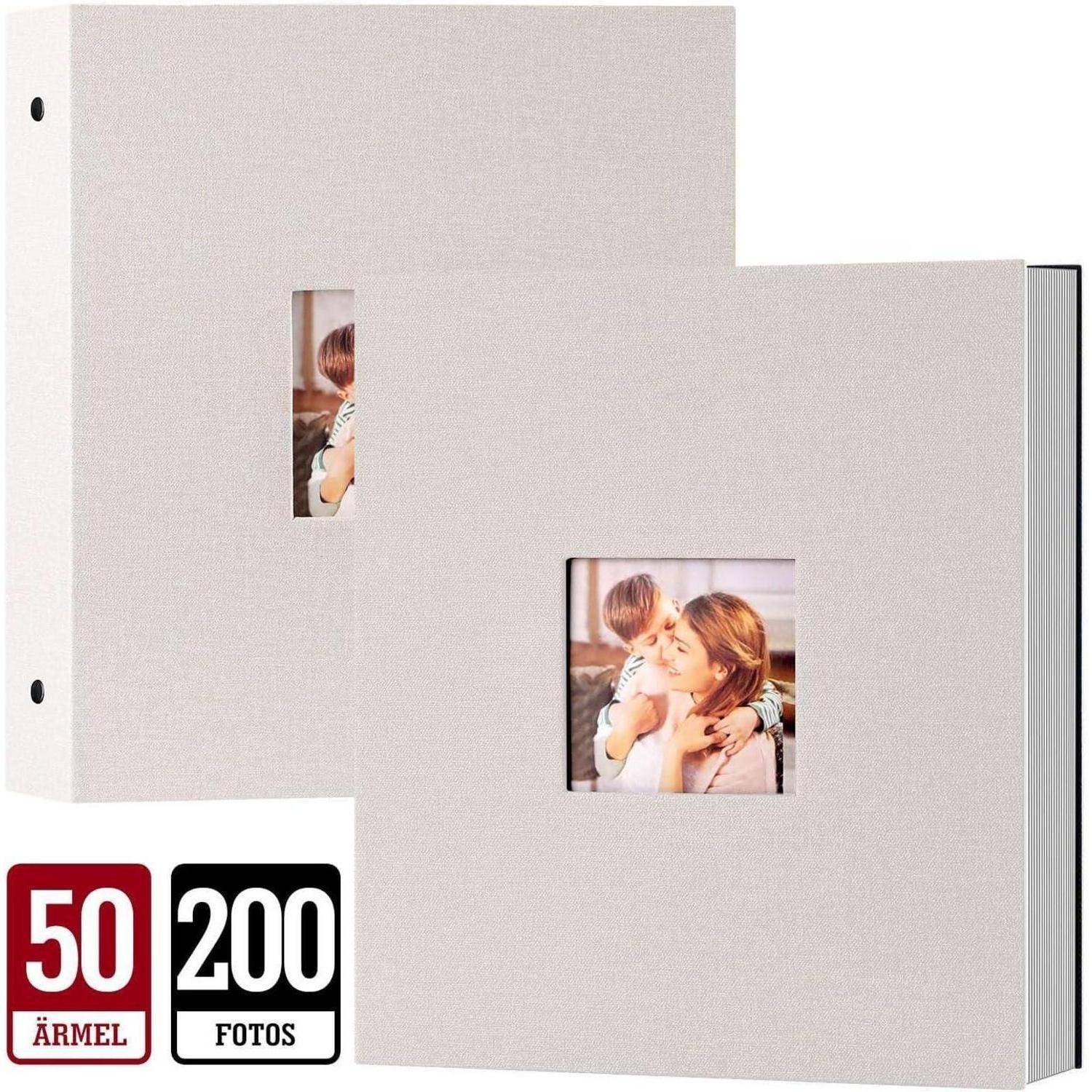 Ein Fotoalbum mit einem Stoffeinband, auf dessen Vorderseite ein Bild von Mutter und Kind zu sehen ist. Es bietet Platz für 200 Fotos in 50 Einschubhüllen.