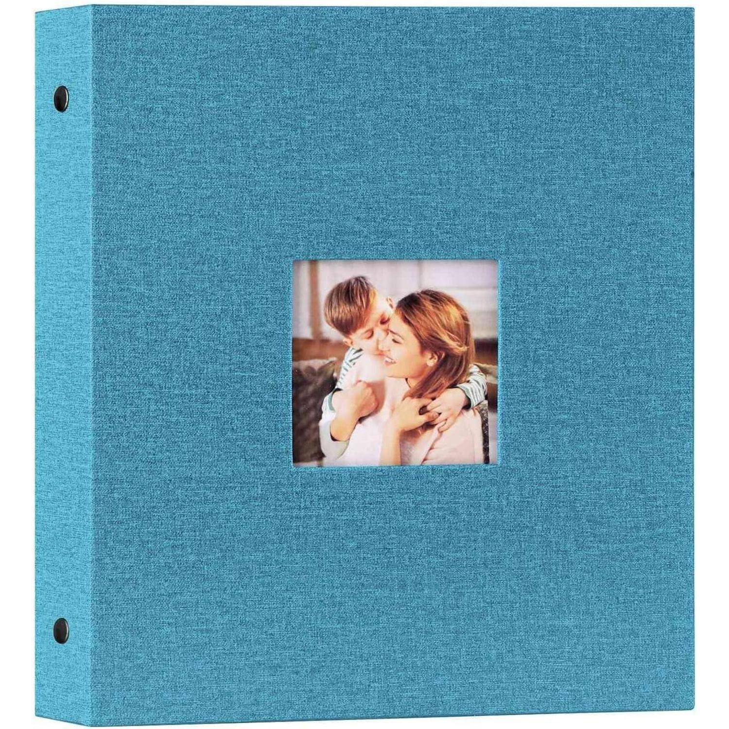 Ein blaues Fotoalbum mit einem Fenster, das ein Bild einer Mutter zeigt, die ein kleines Kind umarmt und einen Moment der Zuneigung und Freude einfängt.