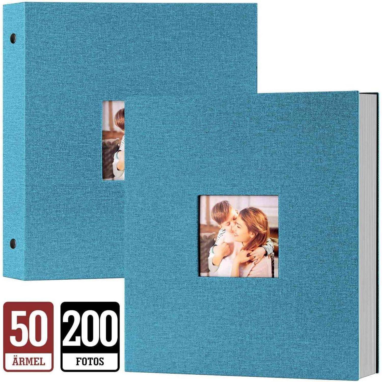 Zwei blaue Fotoalben, jedes mit einem quadratischen Ausschnitt auf dem Buchdeckel, der ein Familienfotos zeigt. Text auf den Alben liest '50 Ärmel' und '200 Fotos', was die Kapazität anzeigt.