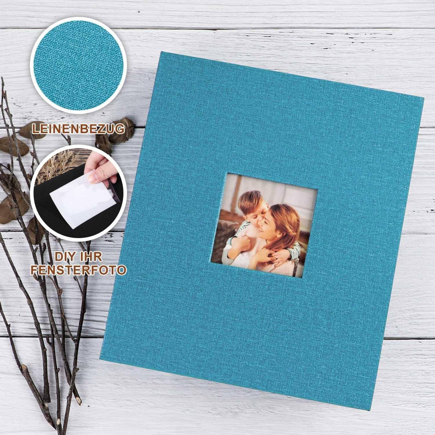 Ein türkisfarbenes, mit Leinen bezogenes Fotoalbum auf einer Holzoberfläche, mit einem zentralen Foto einer lächelnden Familie. Text: 'DIY Ihr Fensterfoto'.