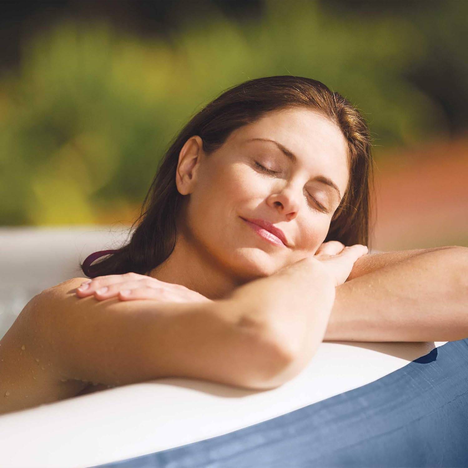 Eine Person entspannt sich in einem Pool mit geschlossenen Augen und einem friedvollen Gesichtsausdruck, wobei sie ihre Arme auf den Poolrand stützt.