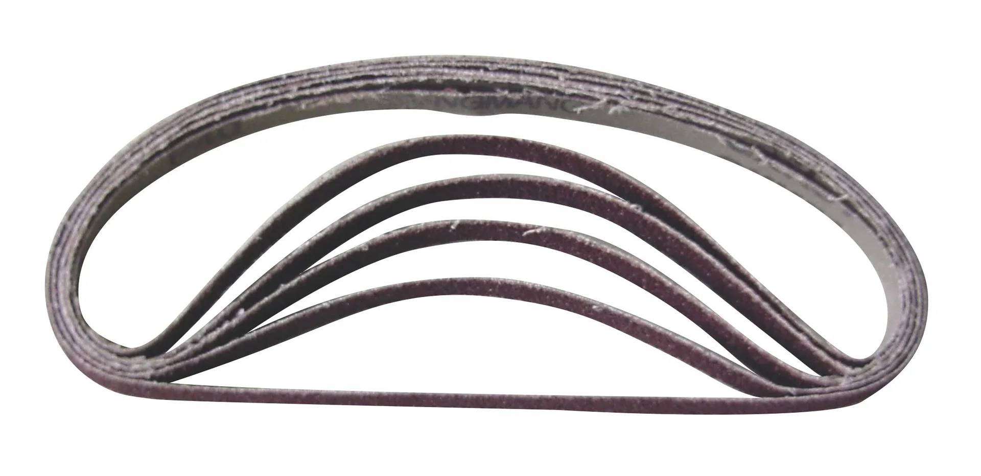 Nahaufnahme mehrerer brauner Lederbänder, möglicherweise Gurtrohlinge, in Bogenform angeordnet, die Textur und Dicke zur Geltung bringend.