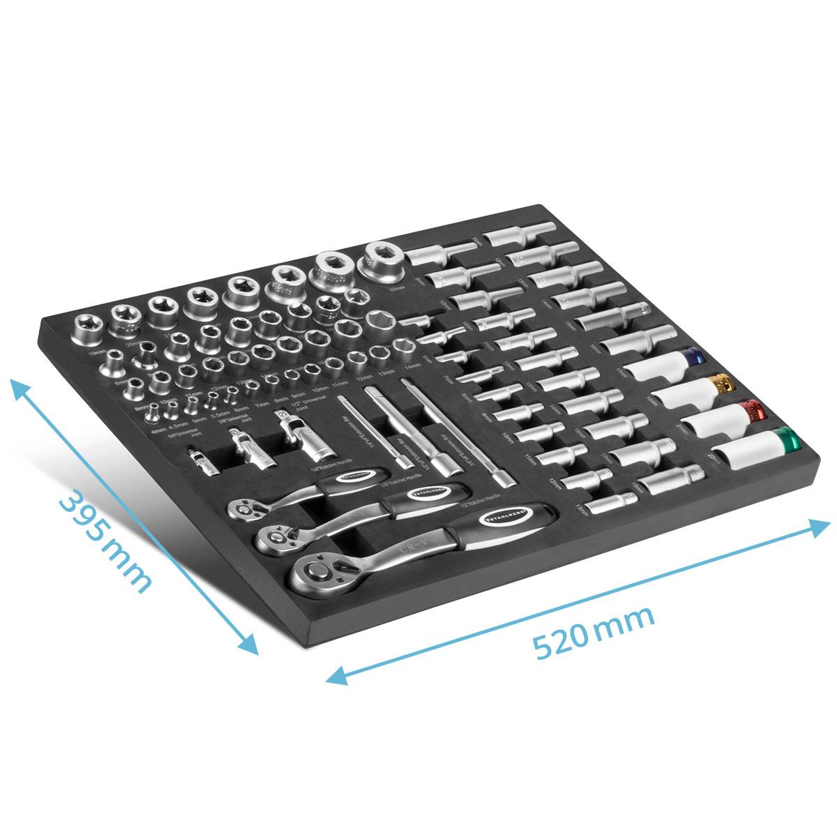 Satz verschiedener Handwerkzeuge einschließlich Schraubenschlüssel, Steckschlüssel und Ratschenschlüssel, in einem rechteckigen Tablett angeordnet, beschriftet mit den Abmessungen 520 mm x 395 mm.