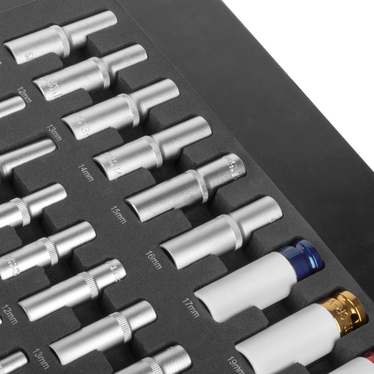 Ein Satz glänzender Steckschlüsseleinsätze in verschiedenen Größen, von 10 mm bis 19 mm, in einem Schaumstoffhalter organisiert.