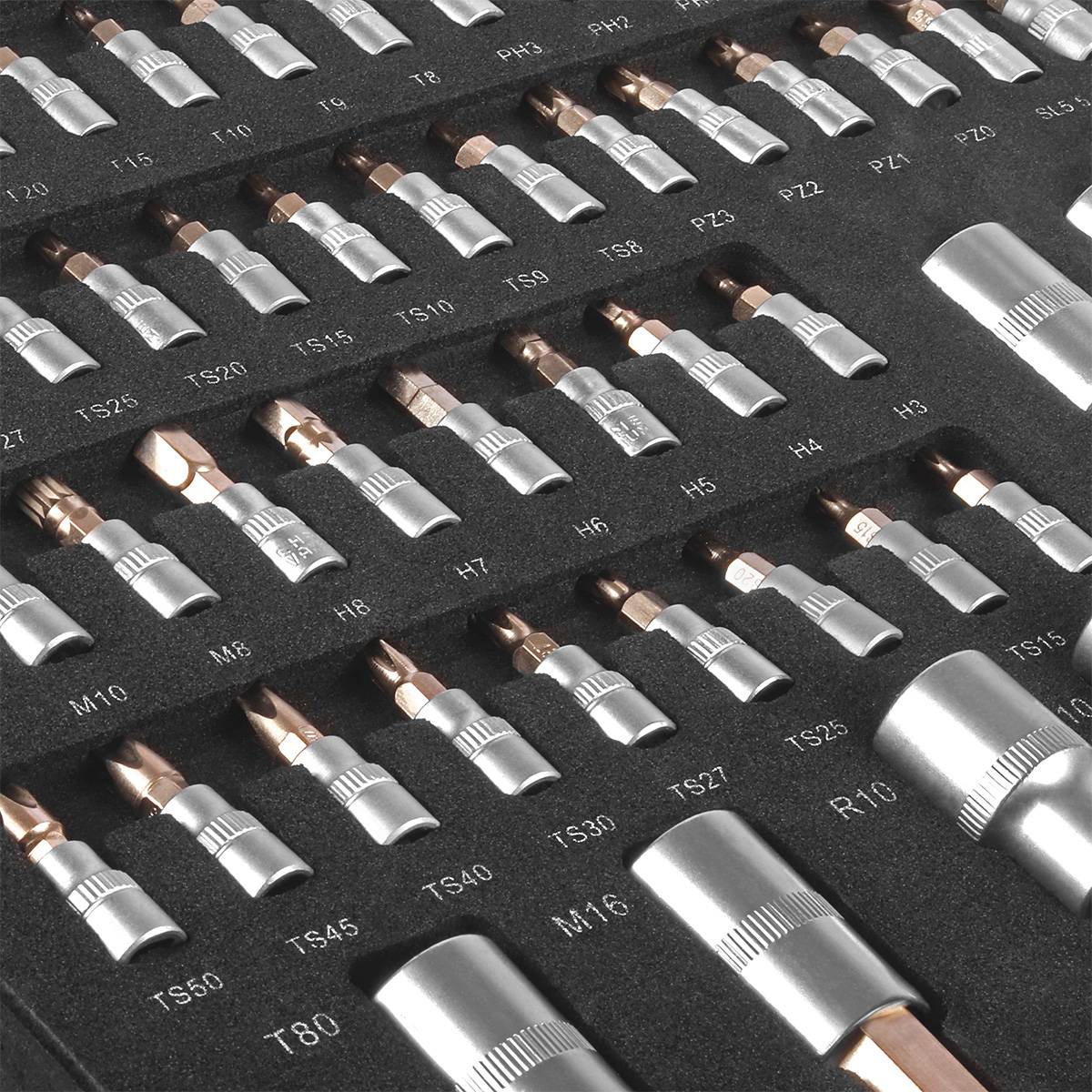Ein schwarzer Koffer mit sorgfältig angeordneten Metallschraubendreher-Bits in verschiedenen Größen und Typen, beschriftet mit Größen wie M16, H6, T80 und weiteren.