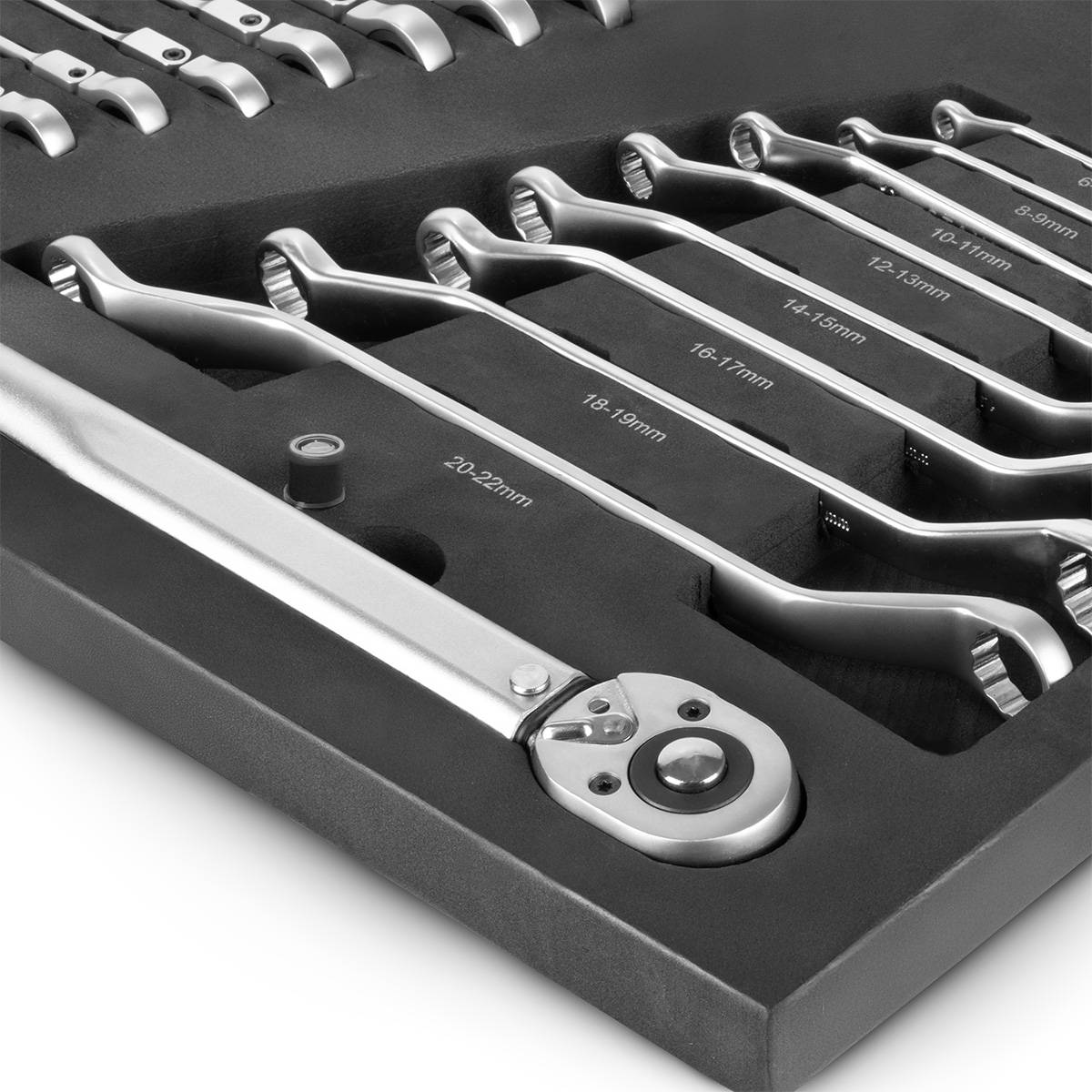 Ein Satz metallischer Ratschenschlüssel in verschiedenen Größen, ordentlich auf einem Schaumstoffunterlag angeordnet, der einen Bereich von 6 mm bis 20 mm abdeckt.